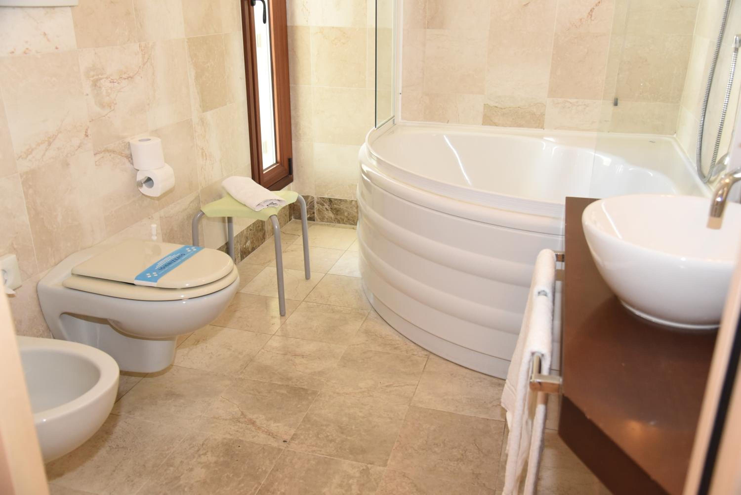 Superior Double or Twin Room - Photo 11