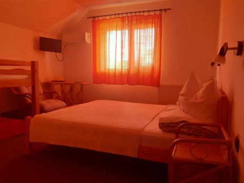 Economy Triple Room photo 2