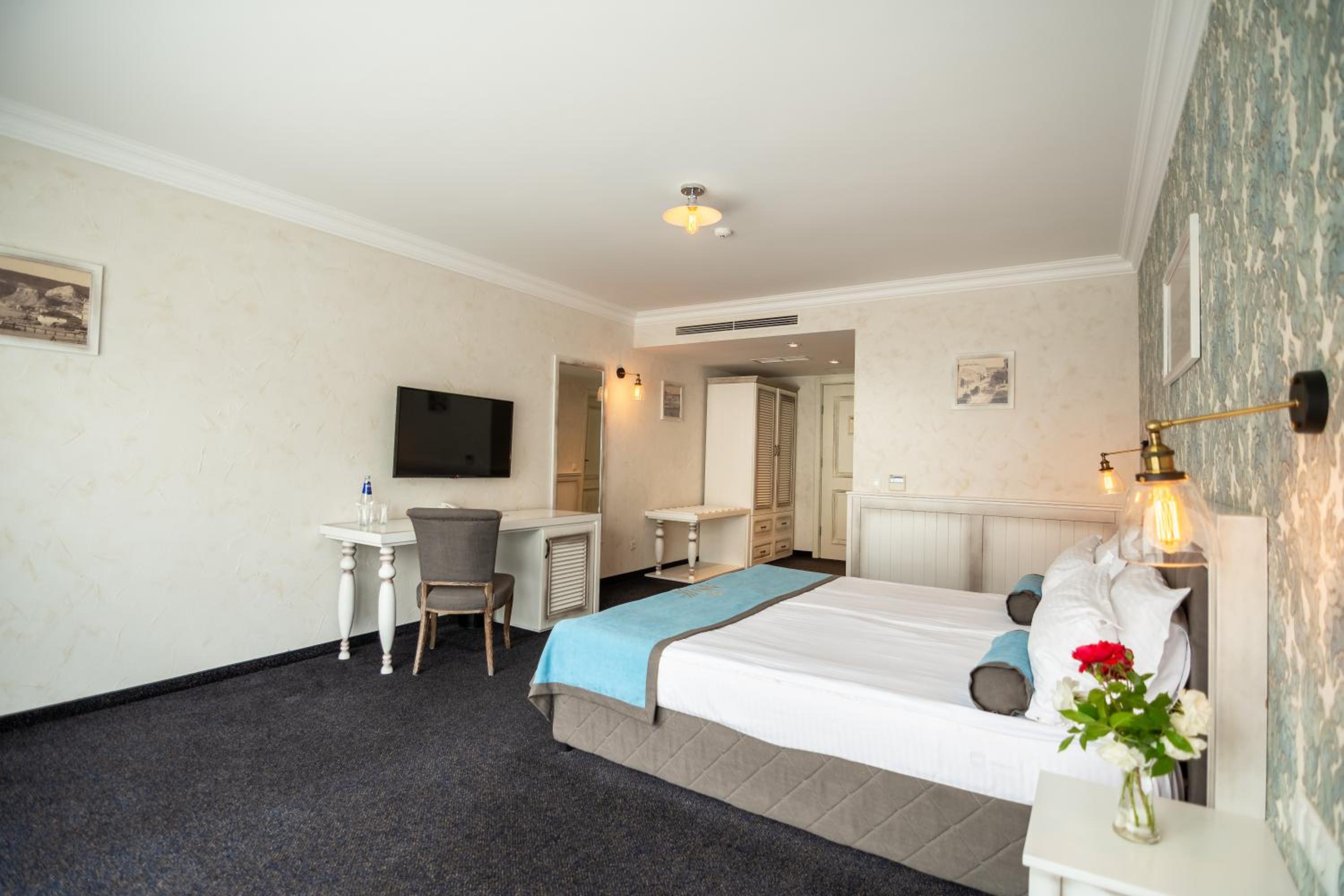 Double or Twin Room with Park View - Photo 1