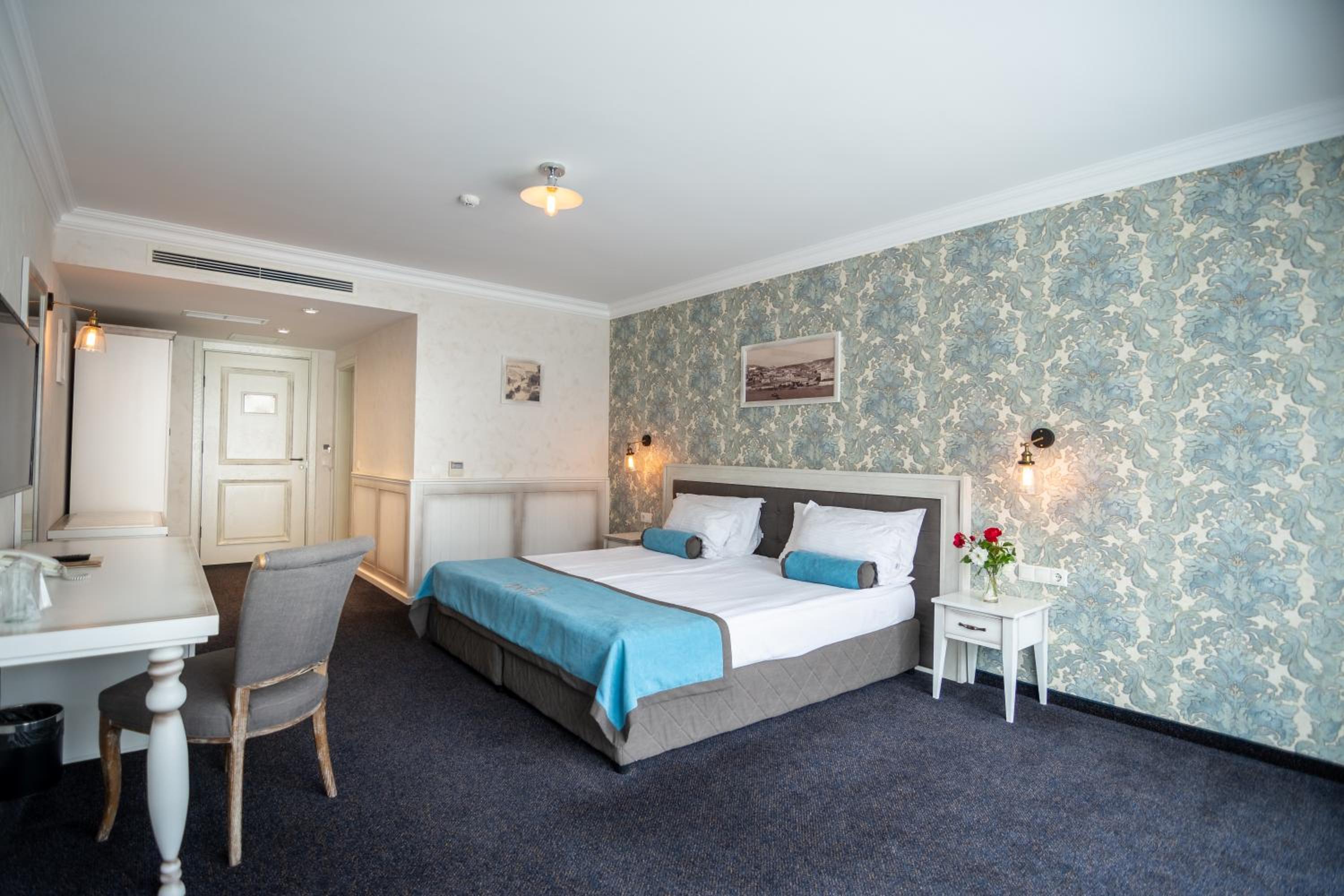 Double or Twin Room with Park View - Photo 2