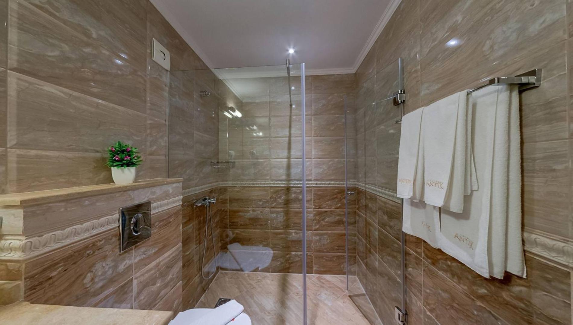 Double or Twin Room with Park View - Photo 3