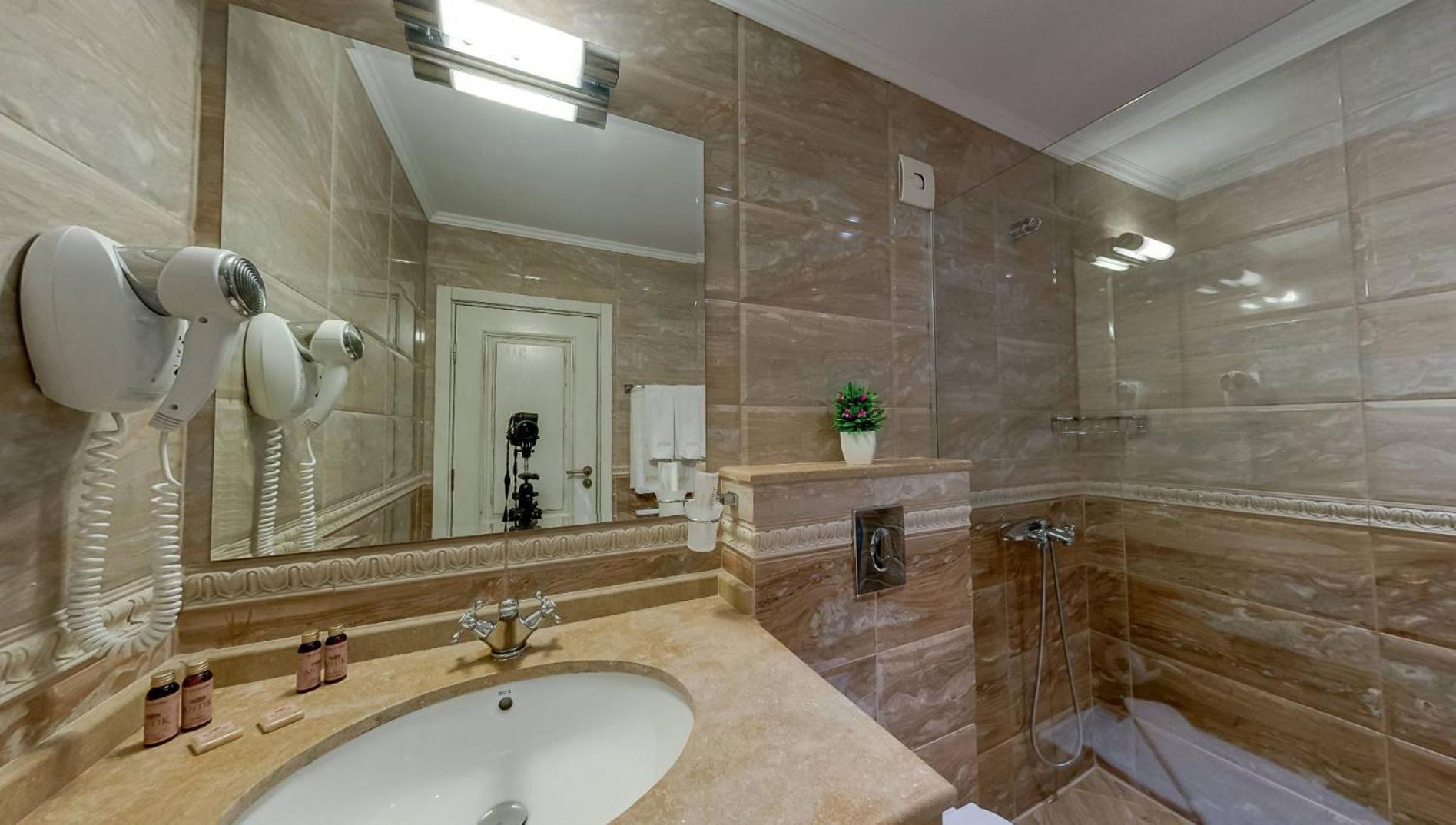 Double or Twin Room with Park View - Photo 4