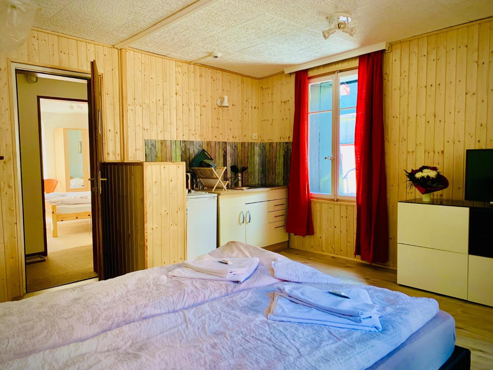 Queen Room with Shared Bathroom photo 1