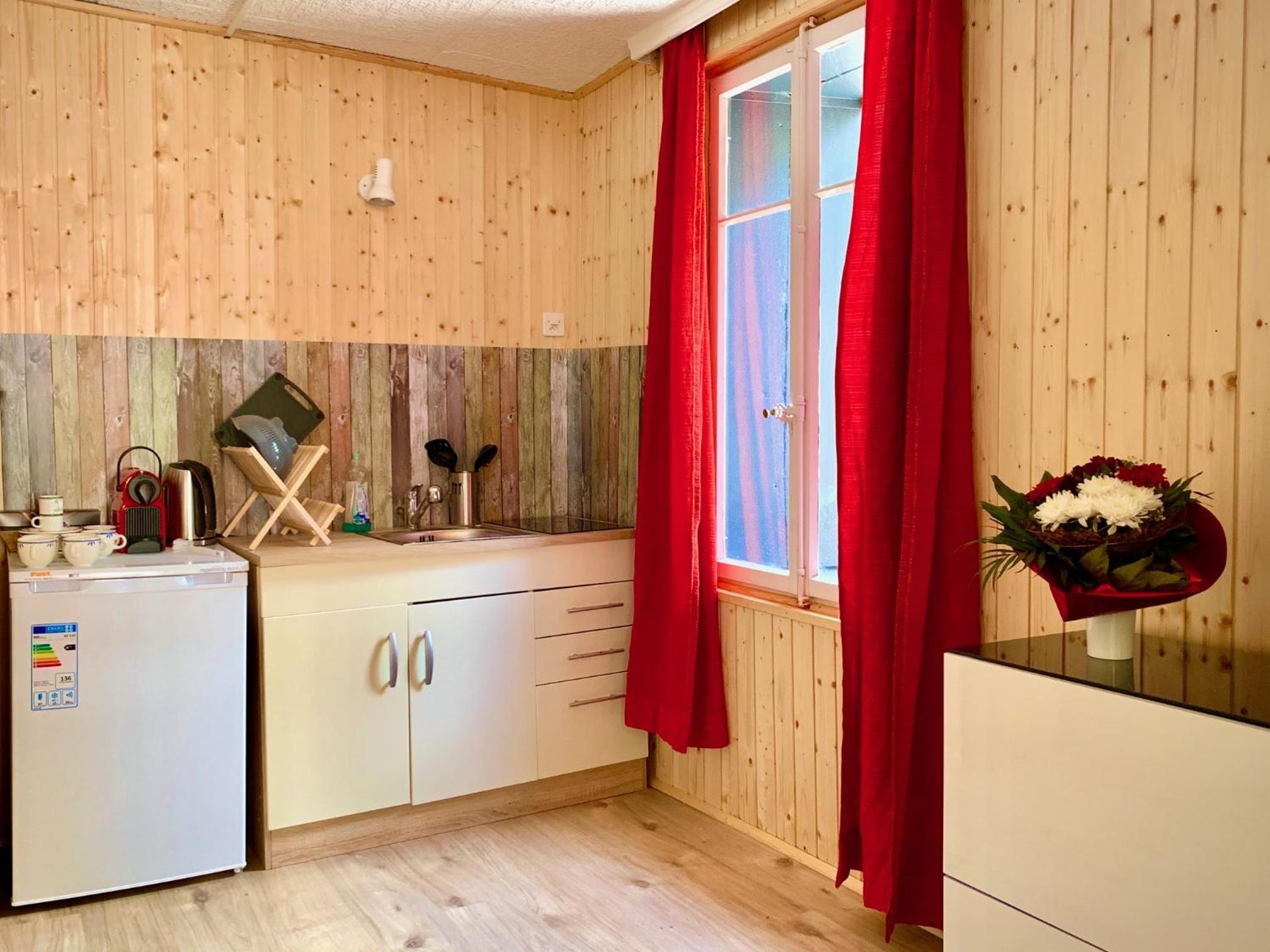 Queen Room with Shared Bathroom photo 3