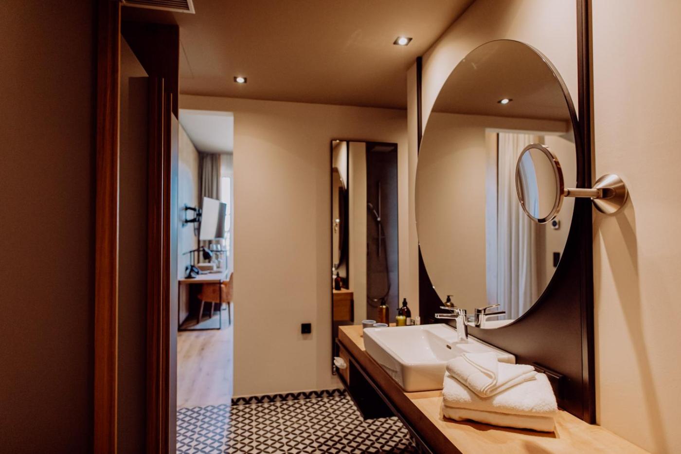 Deluxe Double Room with Balcony - Photo 5