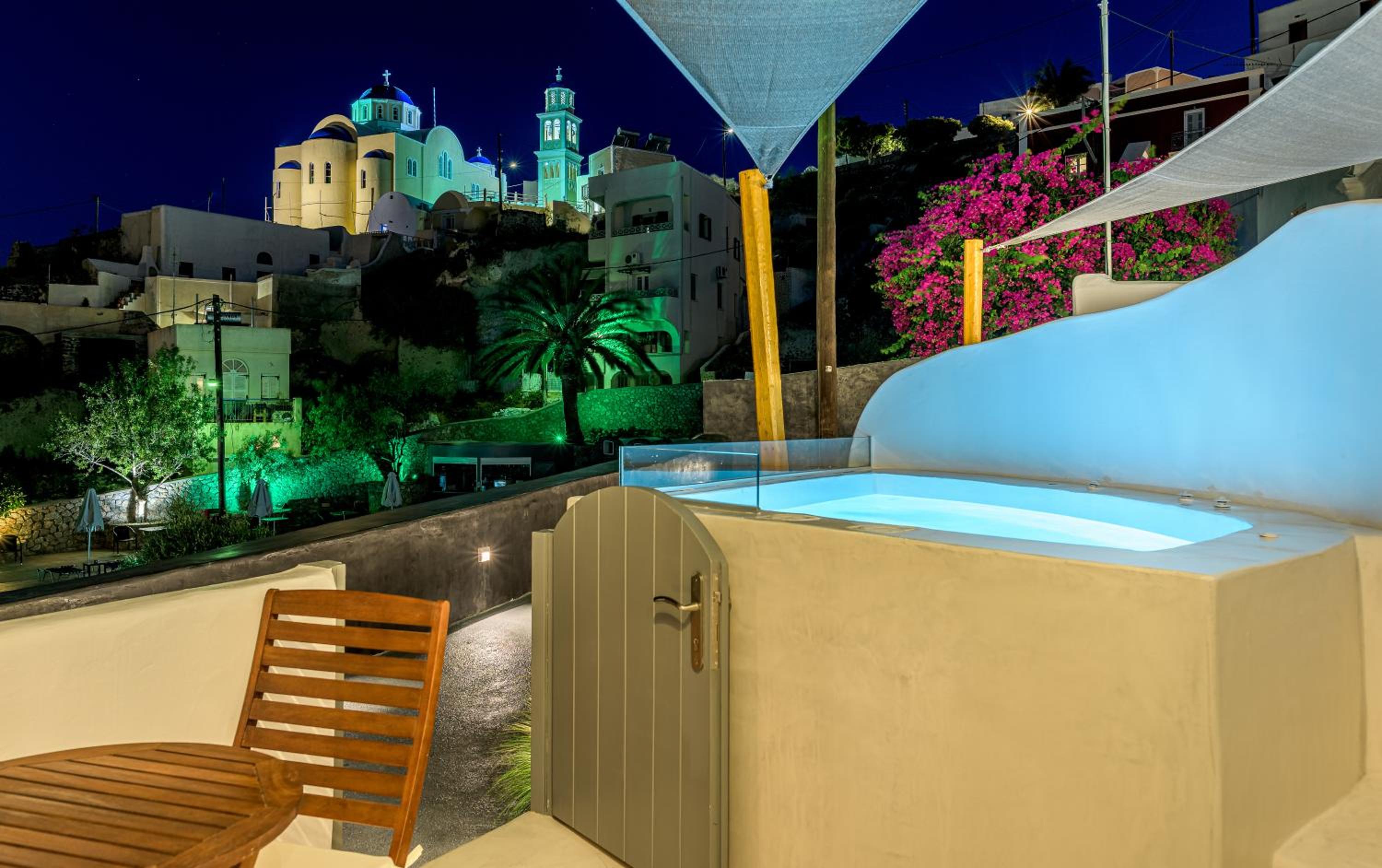 Superior Suite with Outdoor Hot Tub - Photo 3