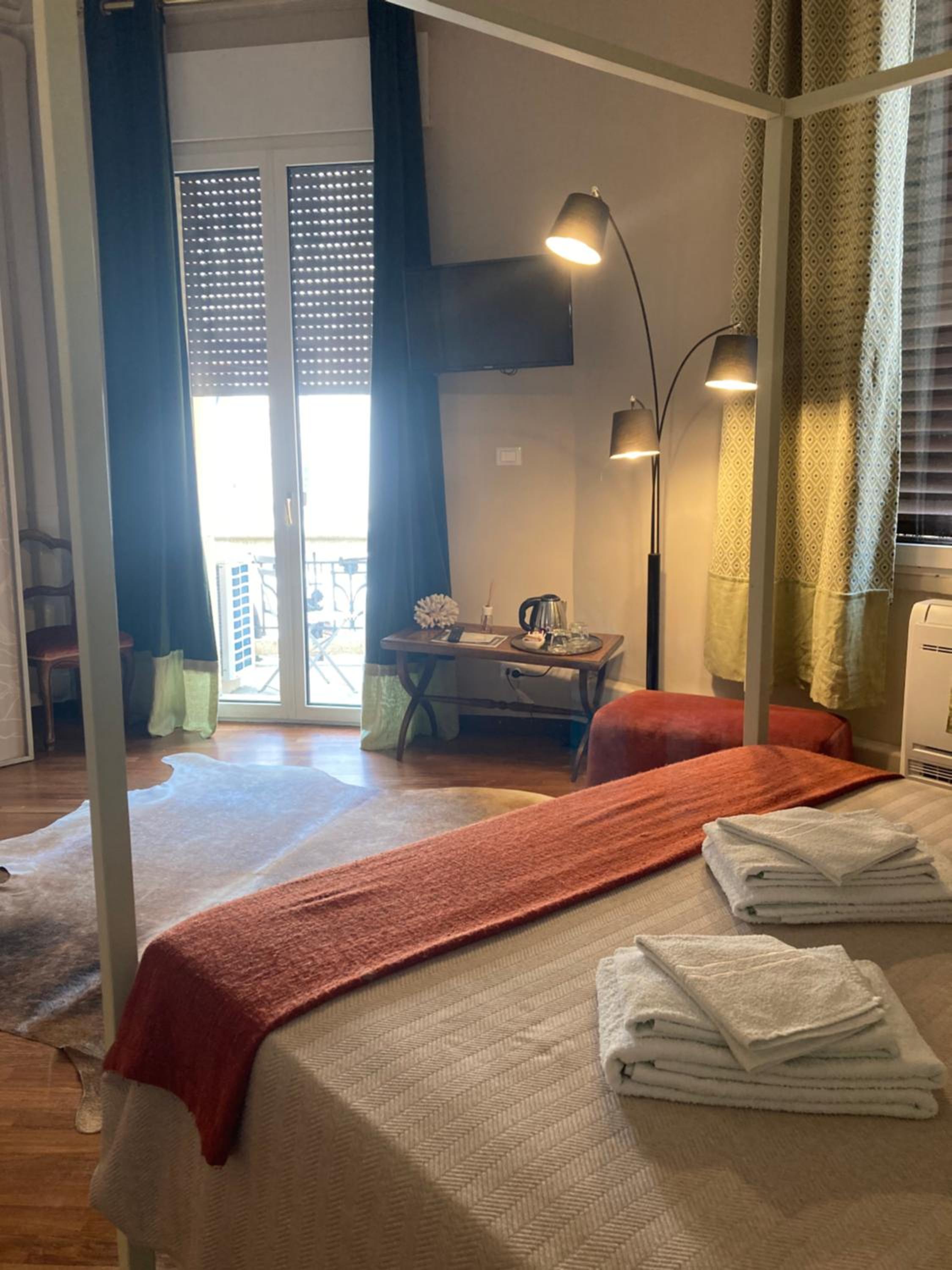 Deluxe Double Room with Balcony - Photo 4