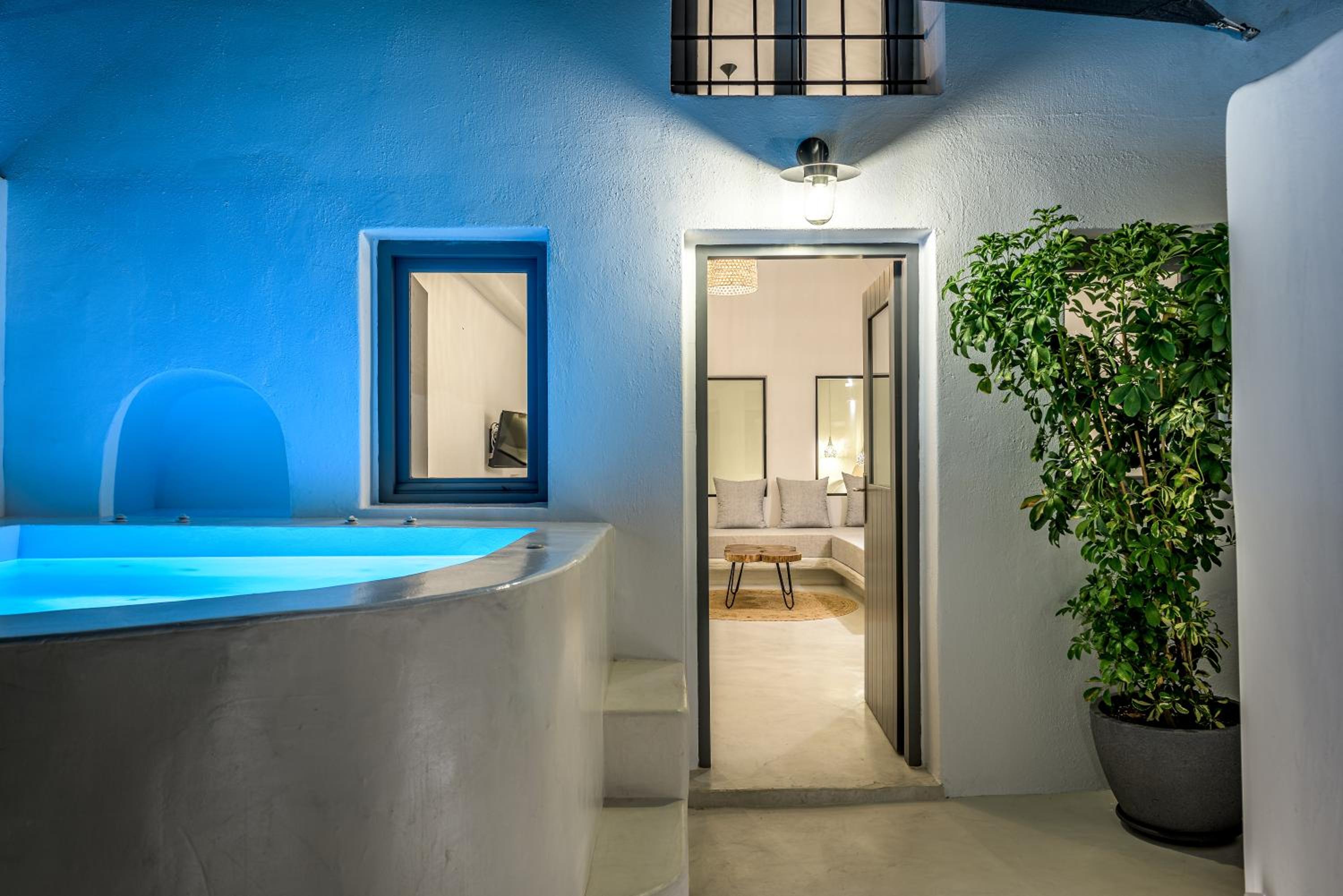 Grand Suite with Outdoor Hot Tub - Photo 5