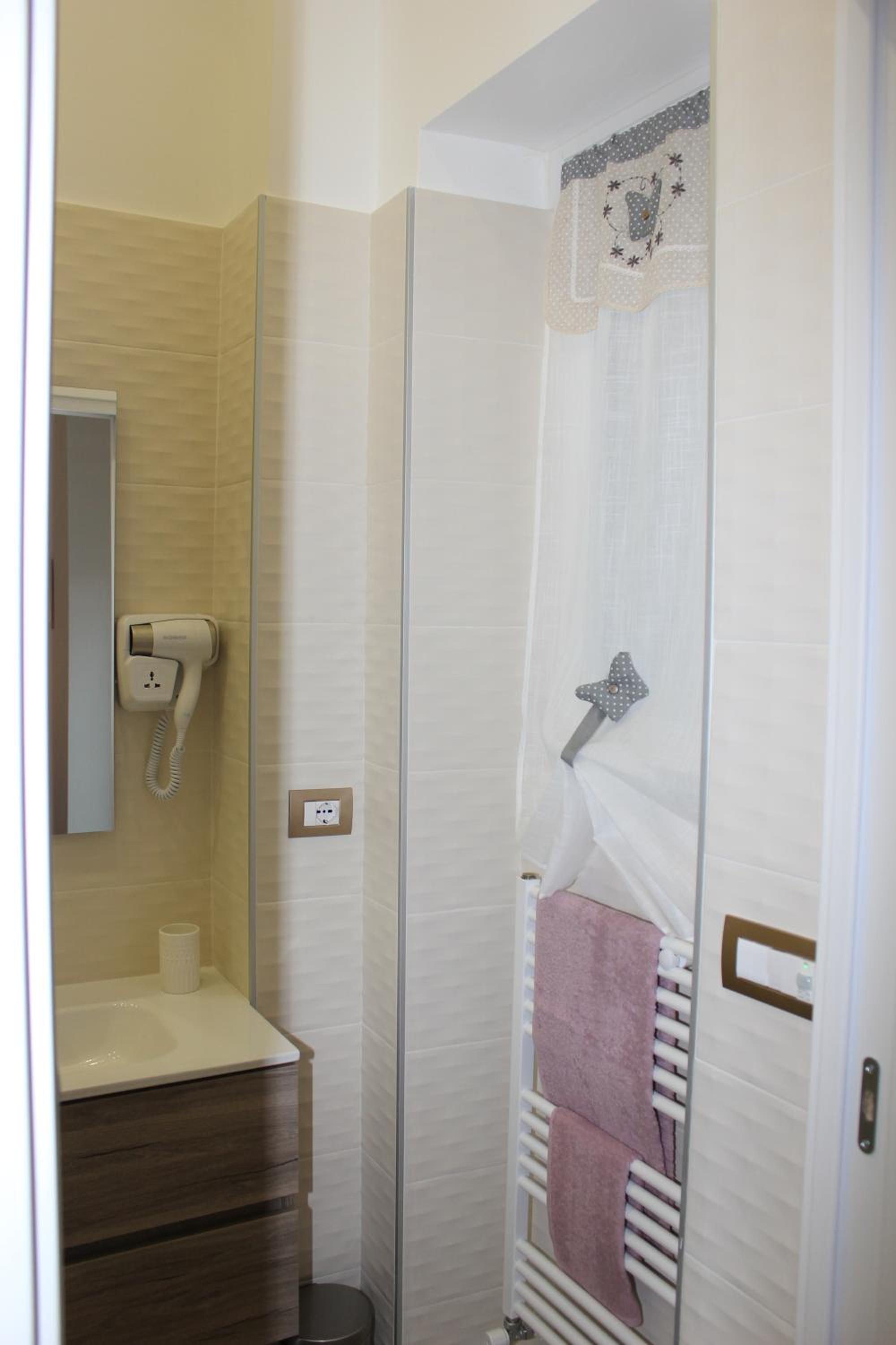 Double Room with Balcony - Photo 15