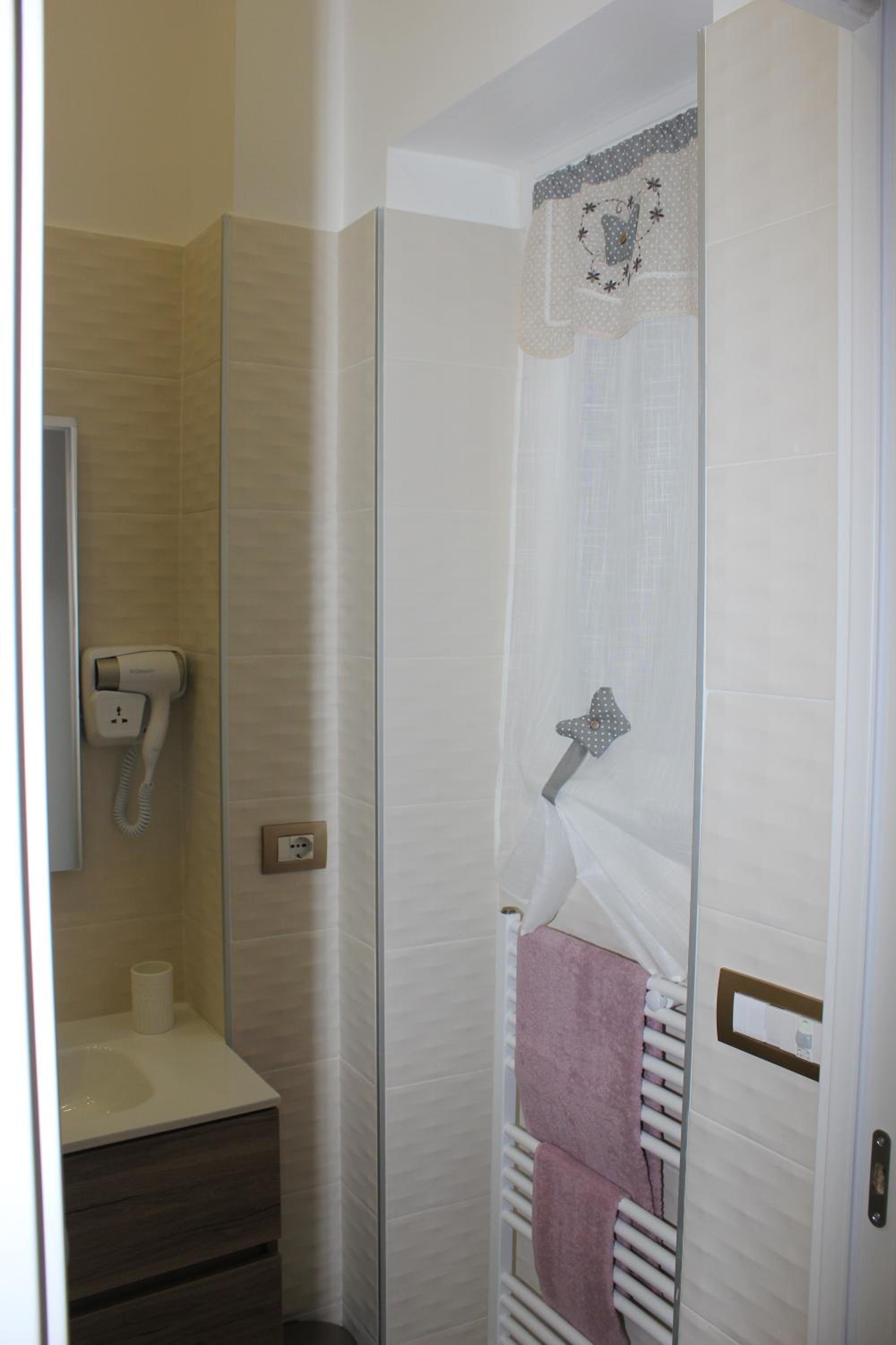 Double Room with Balcony - Photo 5