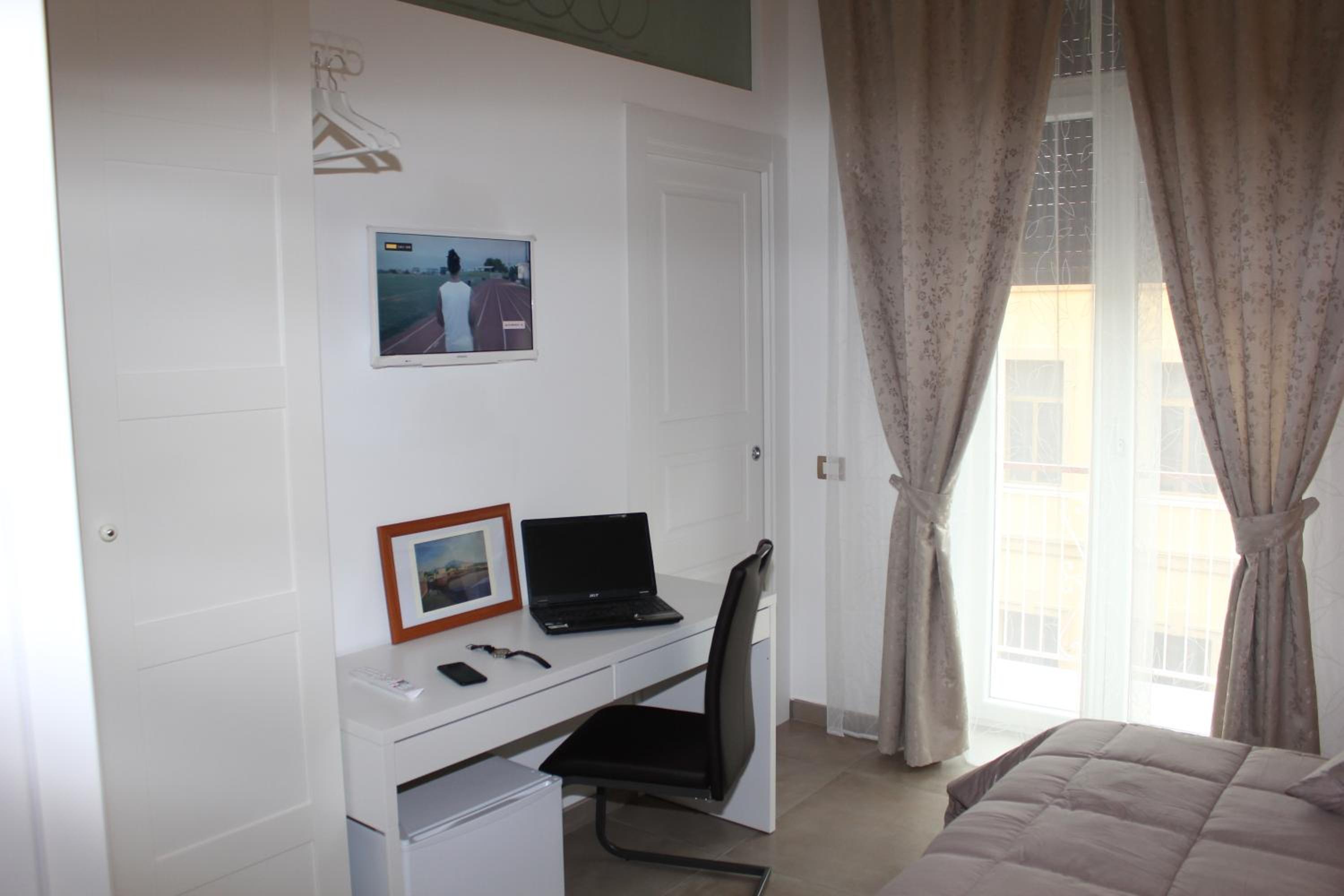 Double Room with Balcony - Photo 4