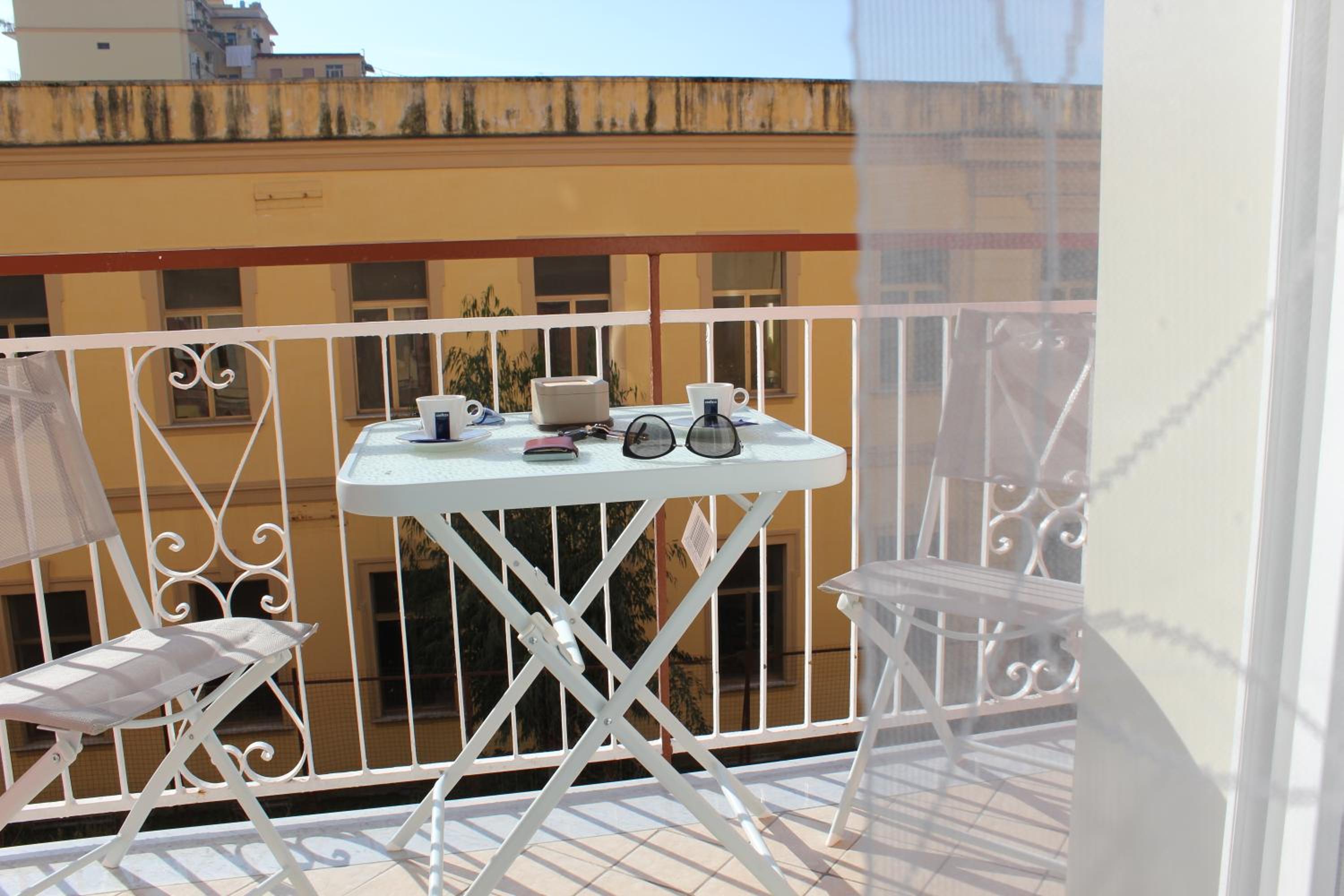 Double Room with Balcony - Photo 10