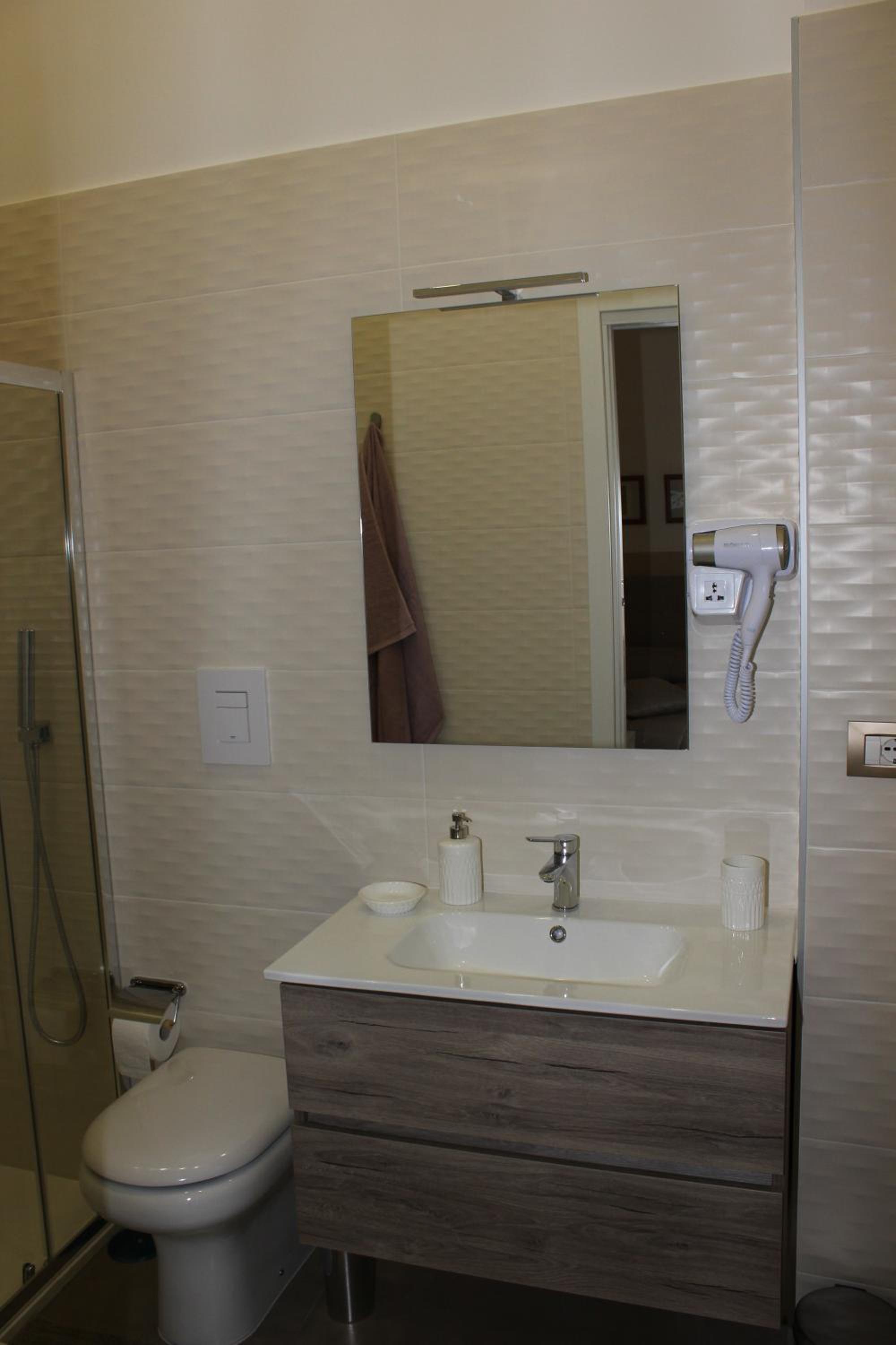Double Room with Balcony - Photo 20