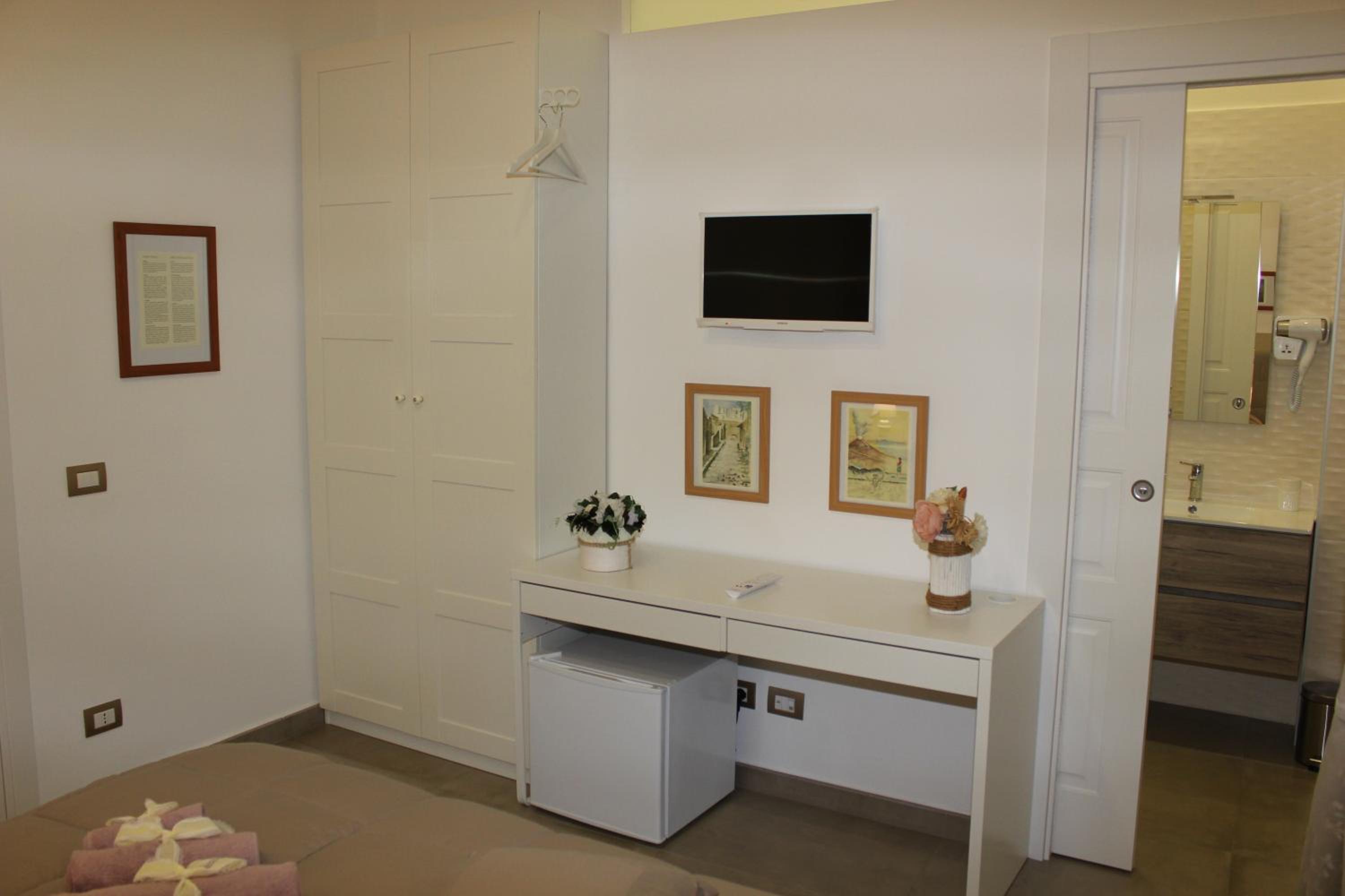 Double Room with Balcony - Photo 24
