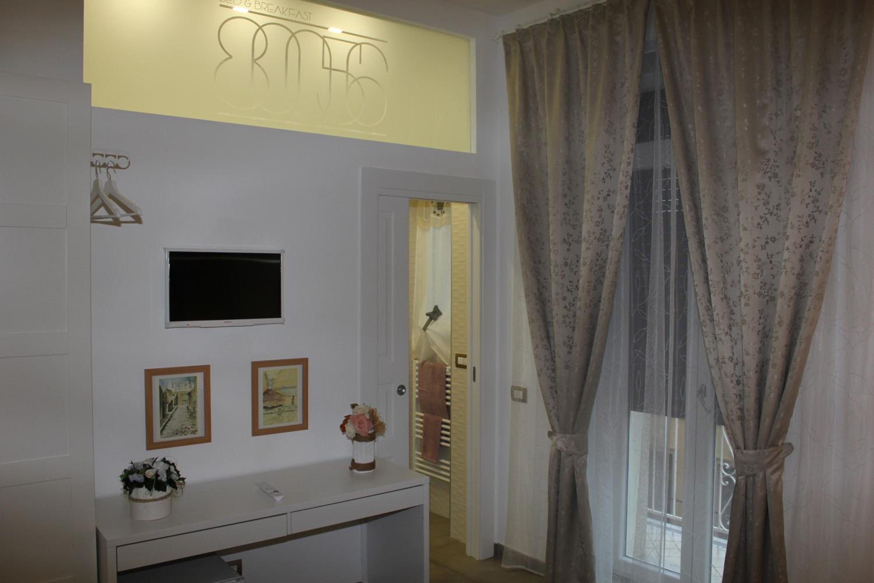 Double Room with Balcony - Photo 22