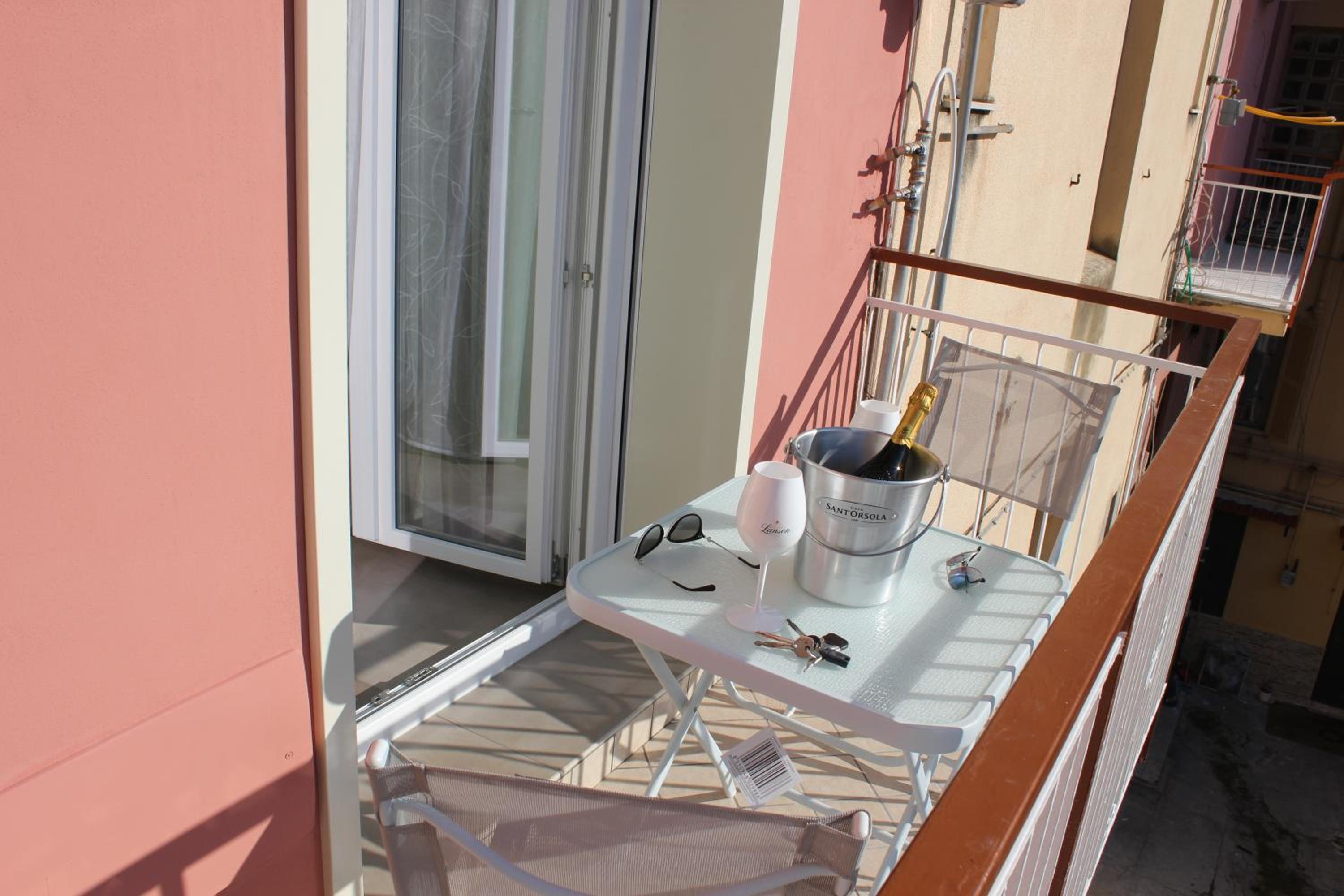 Double Room with Balcony - Photo 2