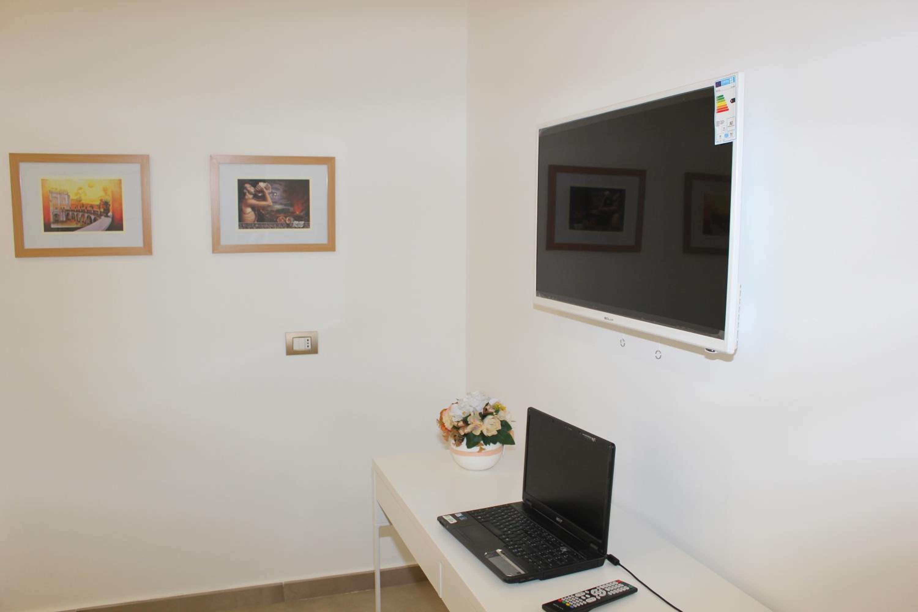 Deluxe Double Room with Balcony - Photo 9