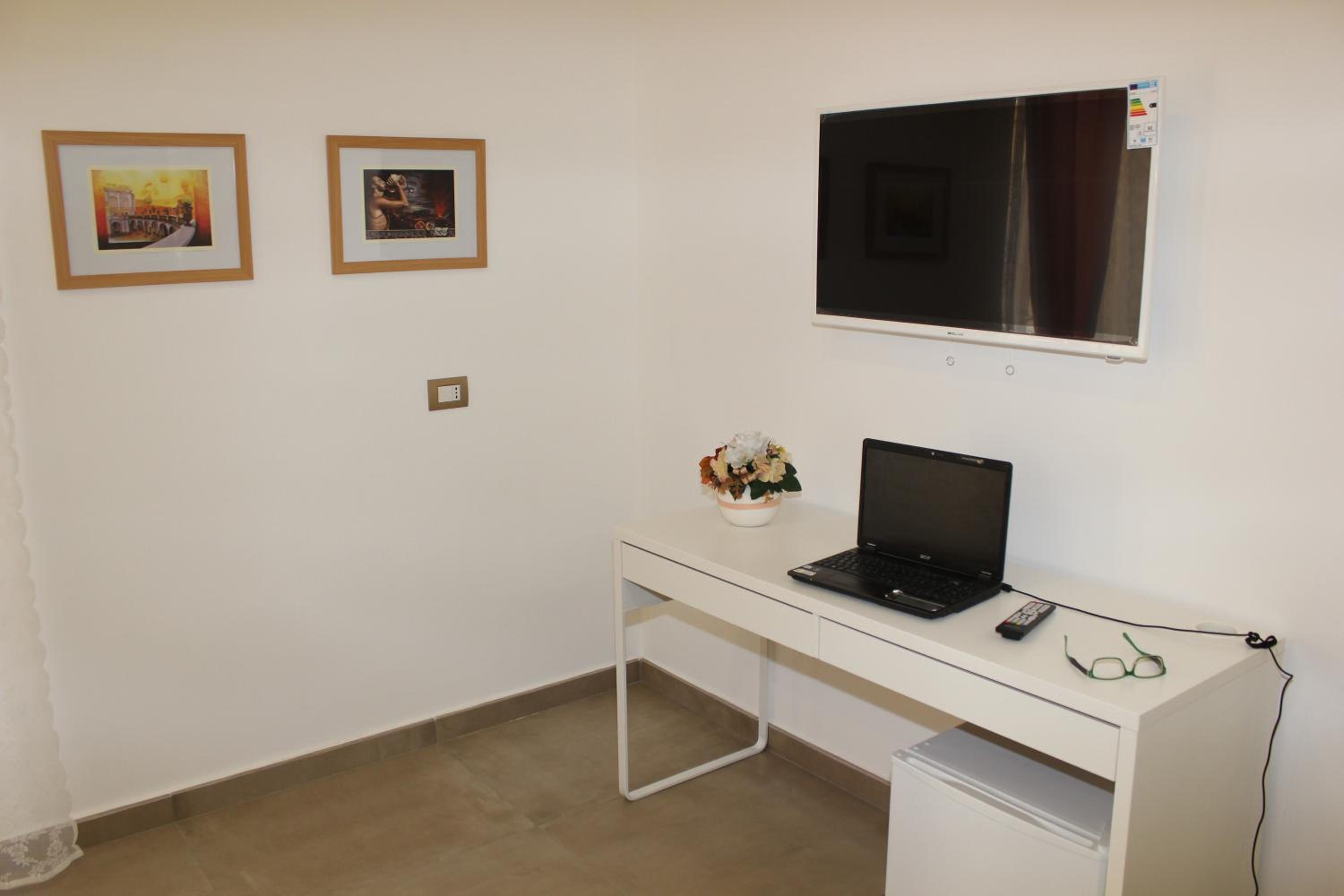 Deluxe Double Room with Balcony - Photo 14