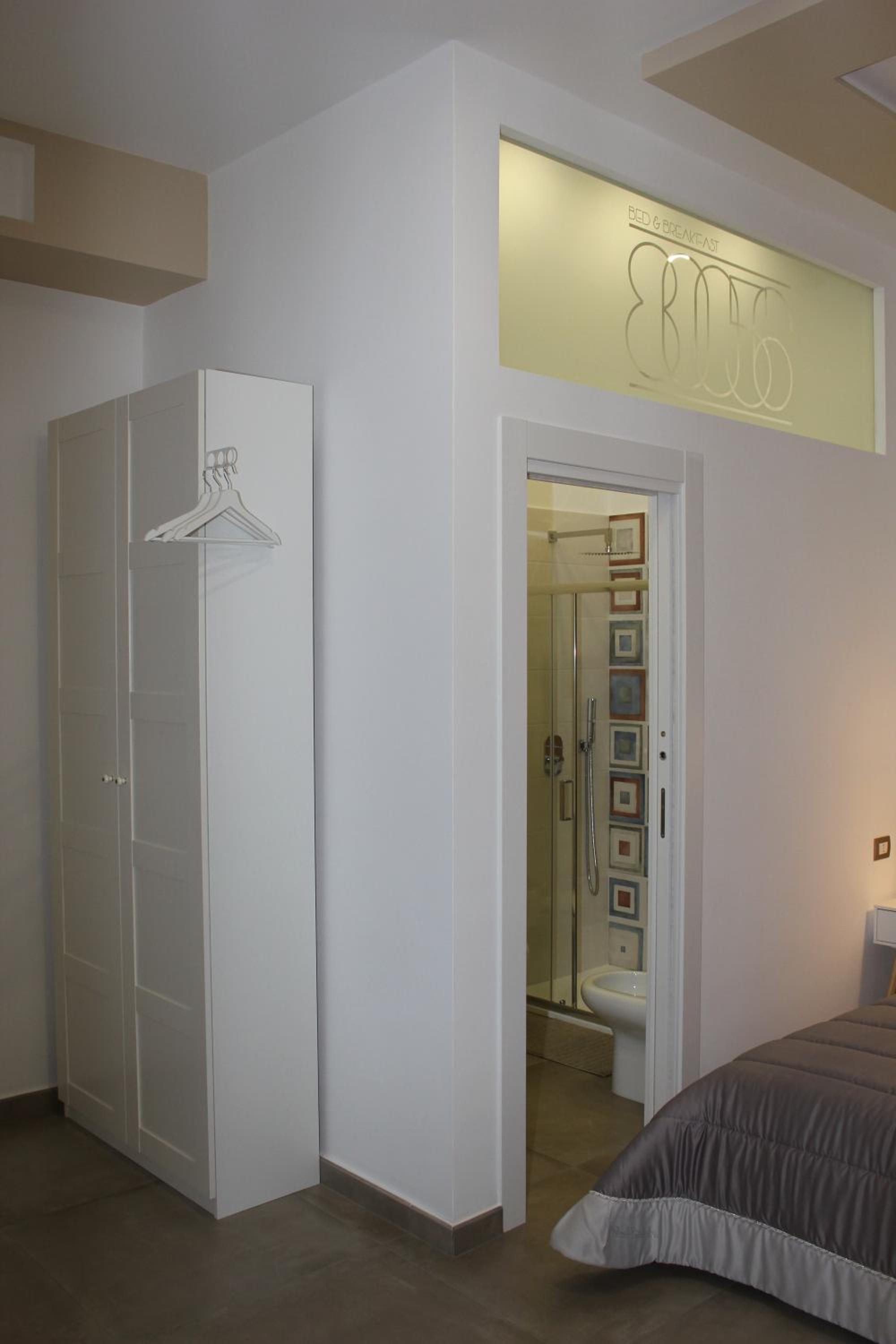 Deluxe Double Room with Balcony - Photo 10