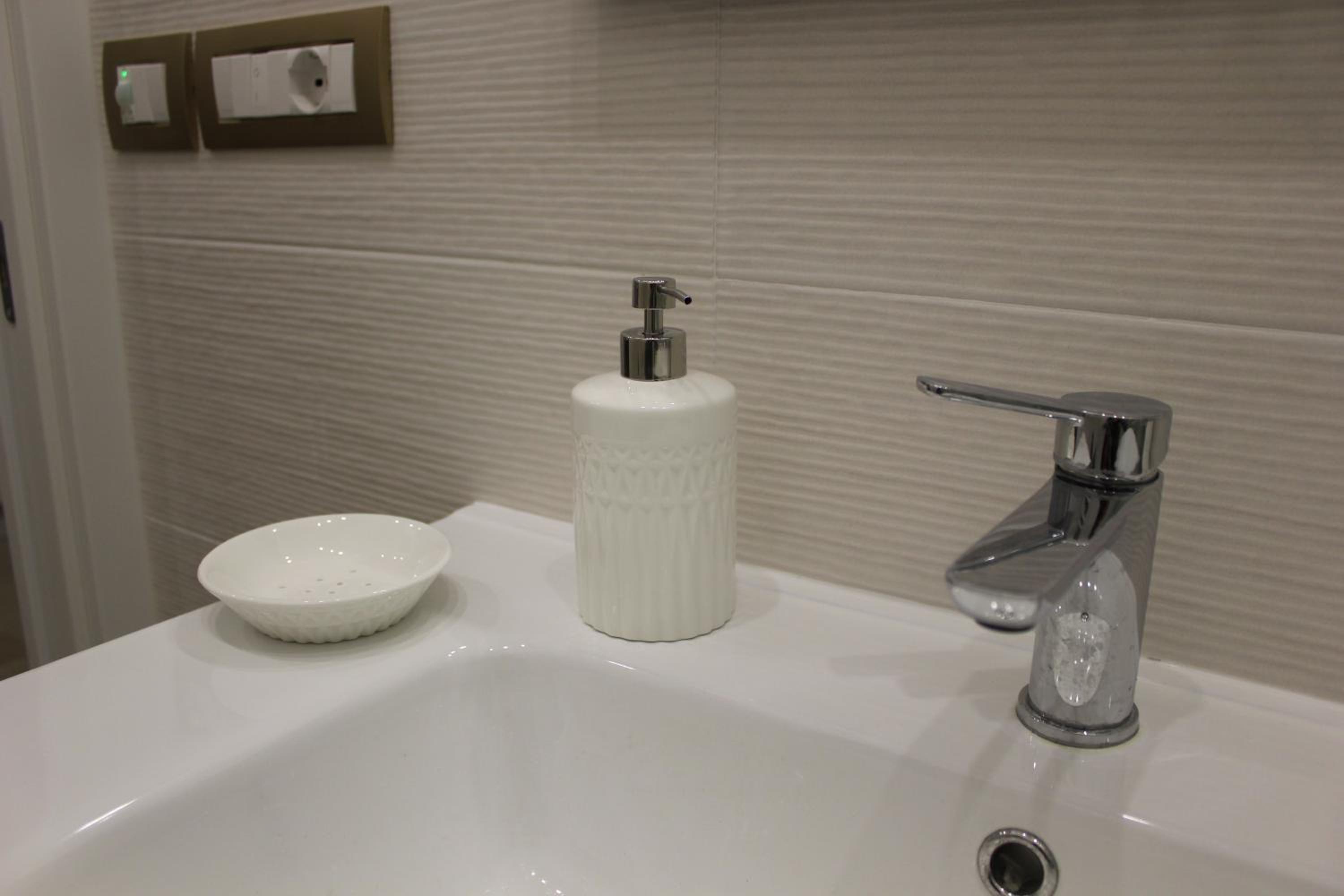 Deluxe Double Room with Balcony - Photo 23