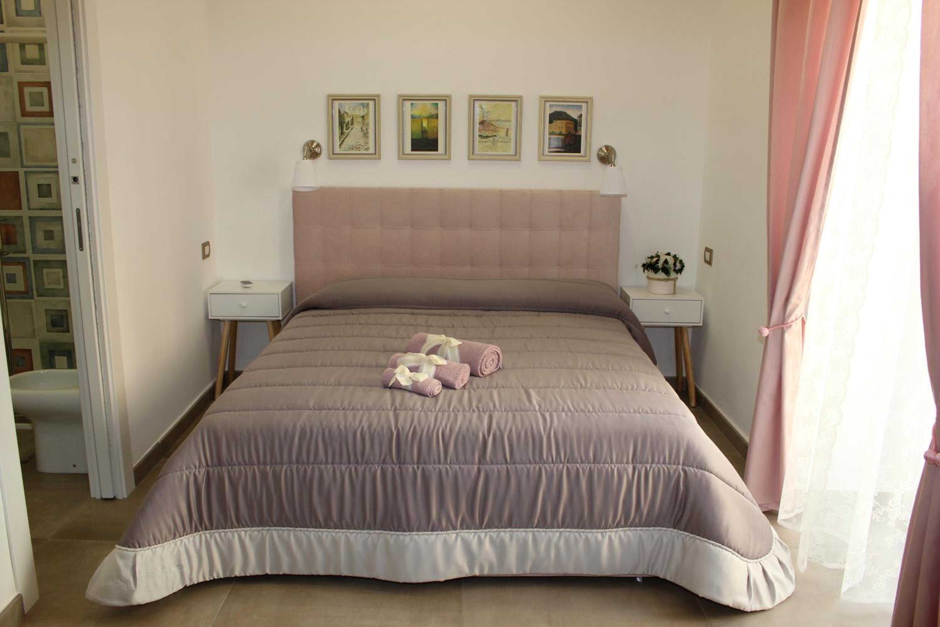 Deluxe Double Room with Balcony - Photo 35