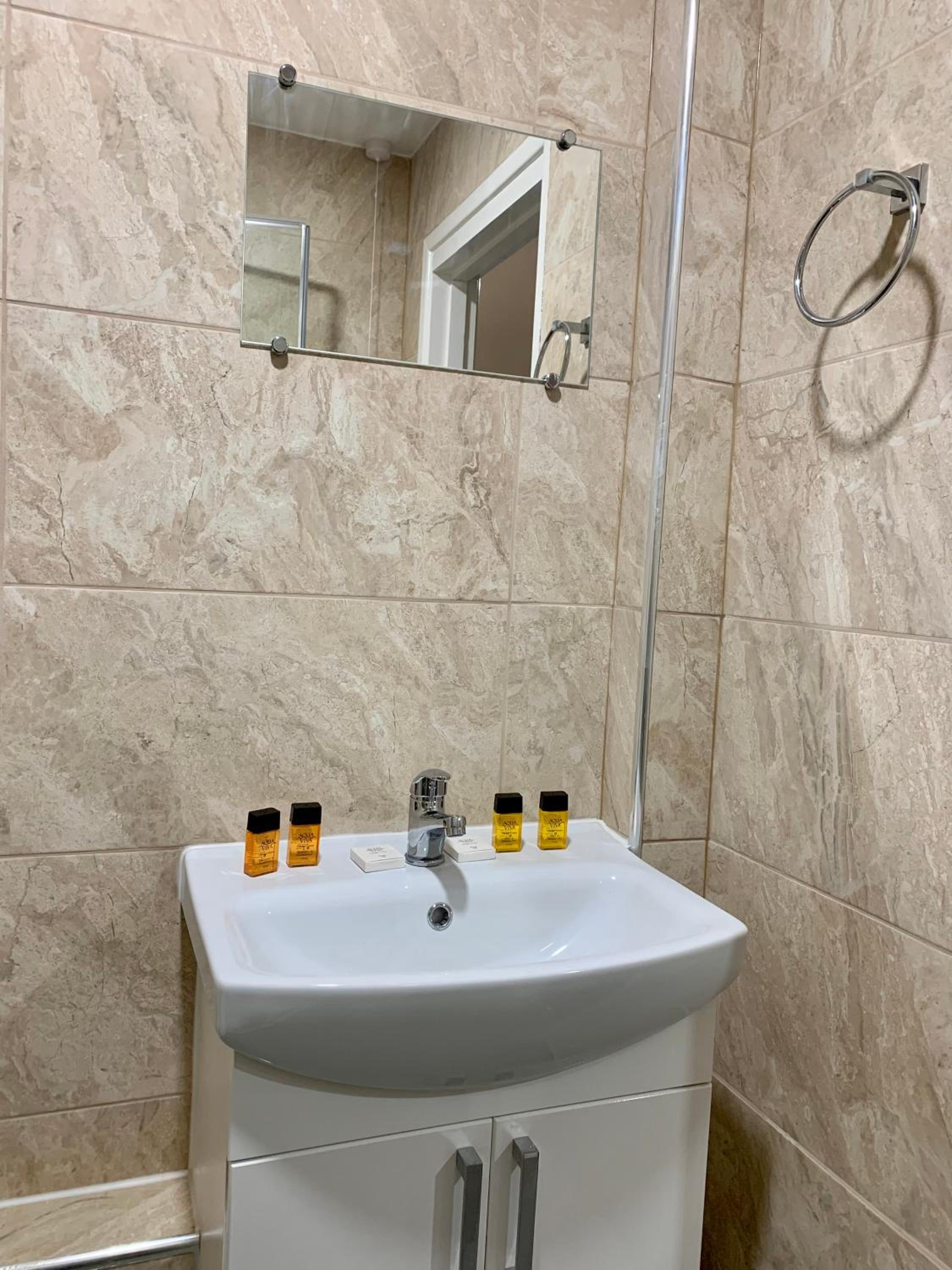 Deluxe Twin Room - Photo 6