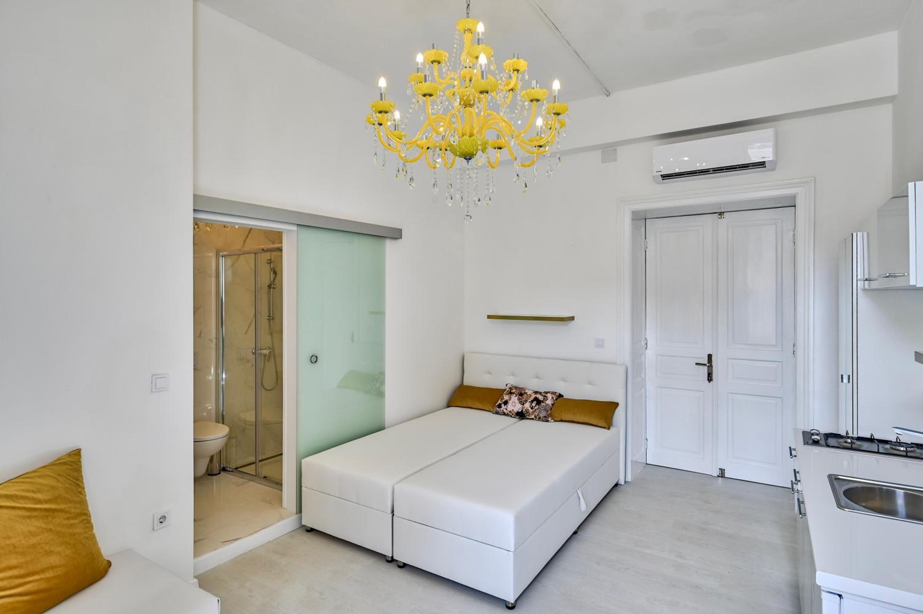 King Studio with Sofa Bed - Photo 19