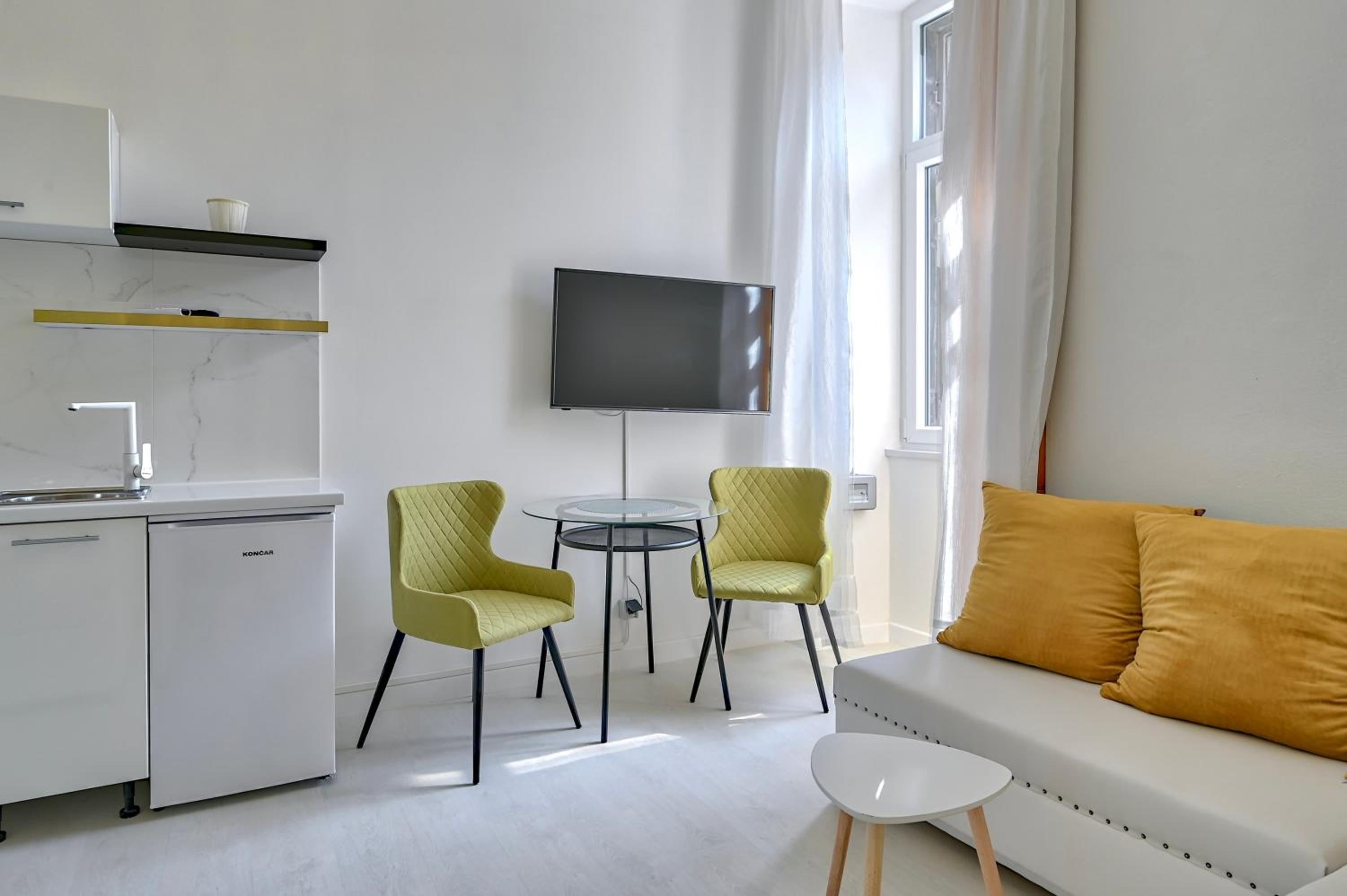 King Studio with Sofa Bed - Photo 22