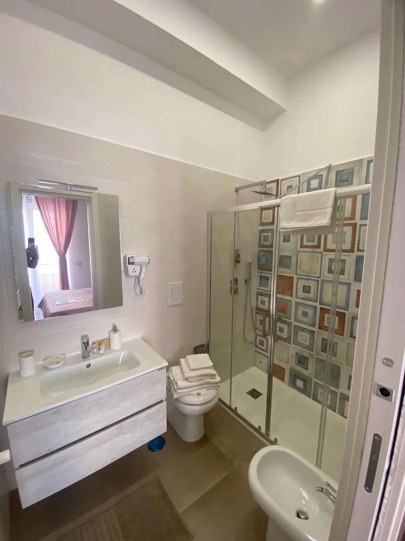 Deluxe Double Room with Balcony - Photo 7