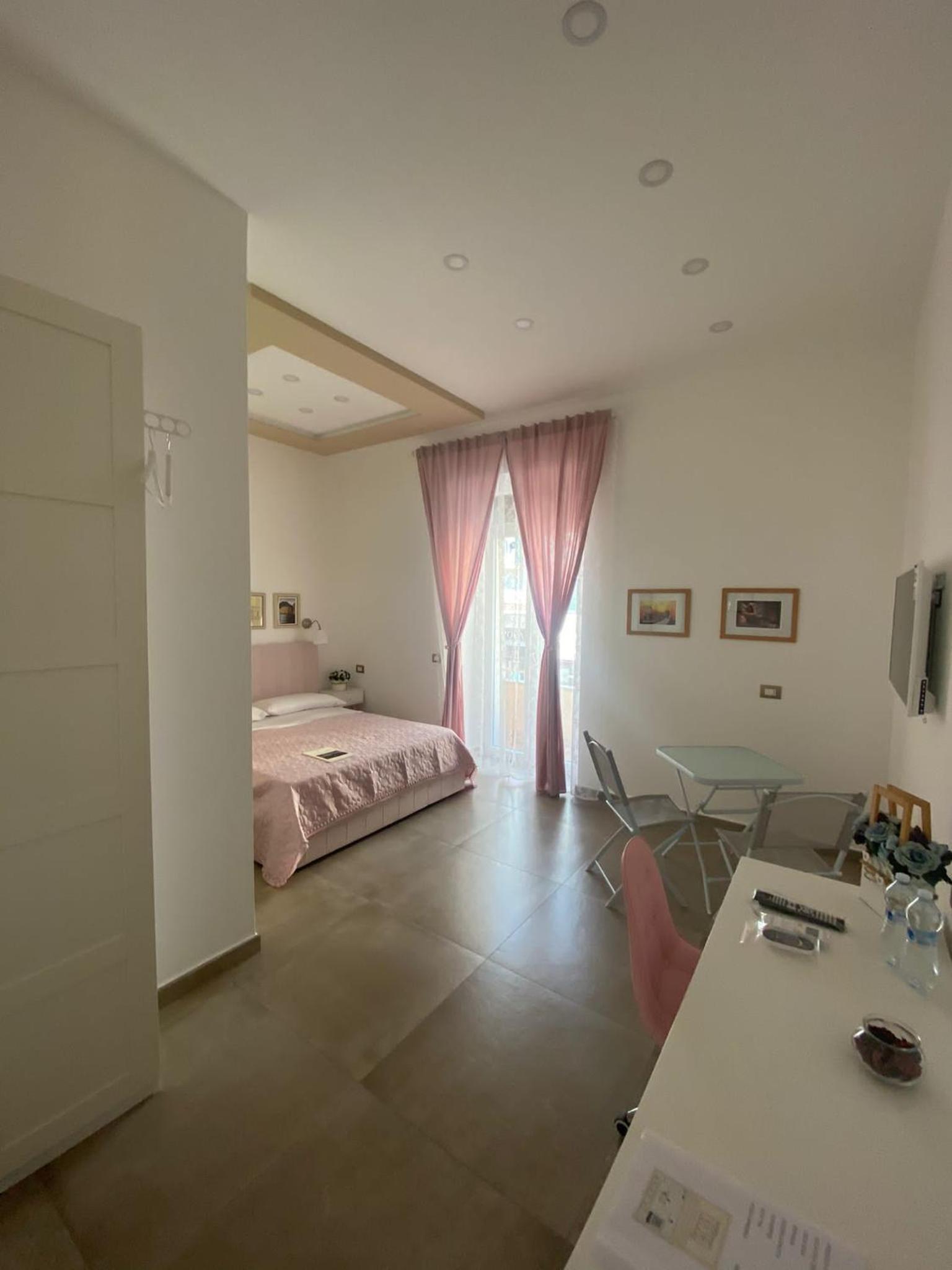 Deluxe Double Room with Balcony - Photo 5