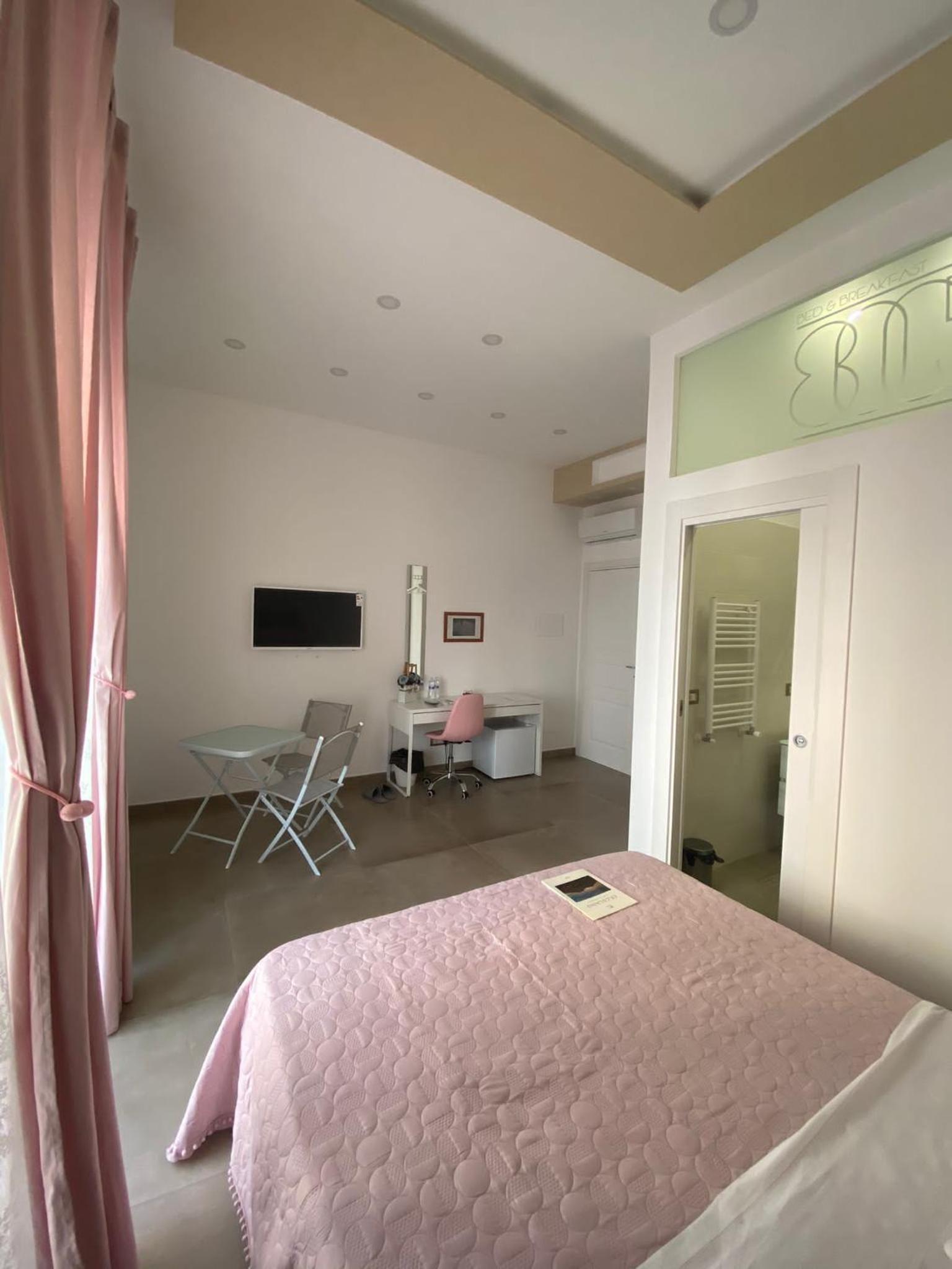 Deluxe Double Room with Balcony - Photo 38
