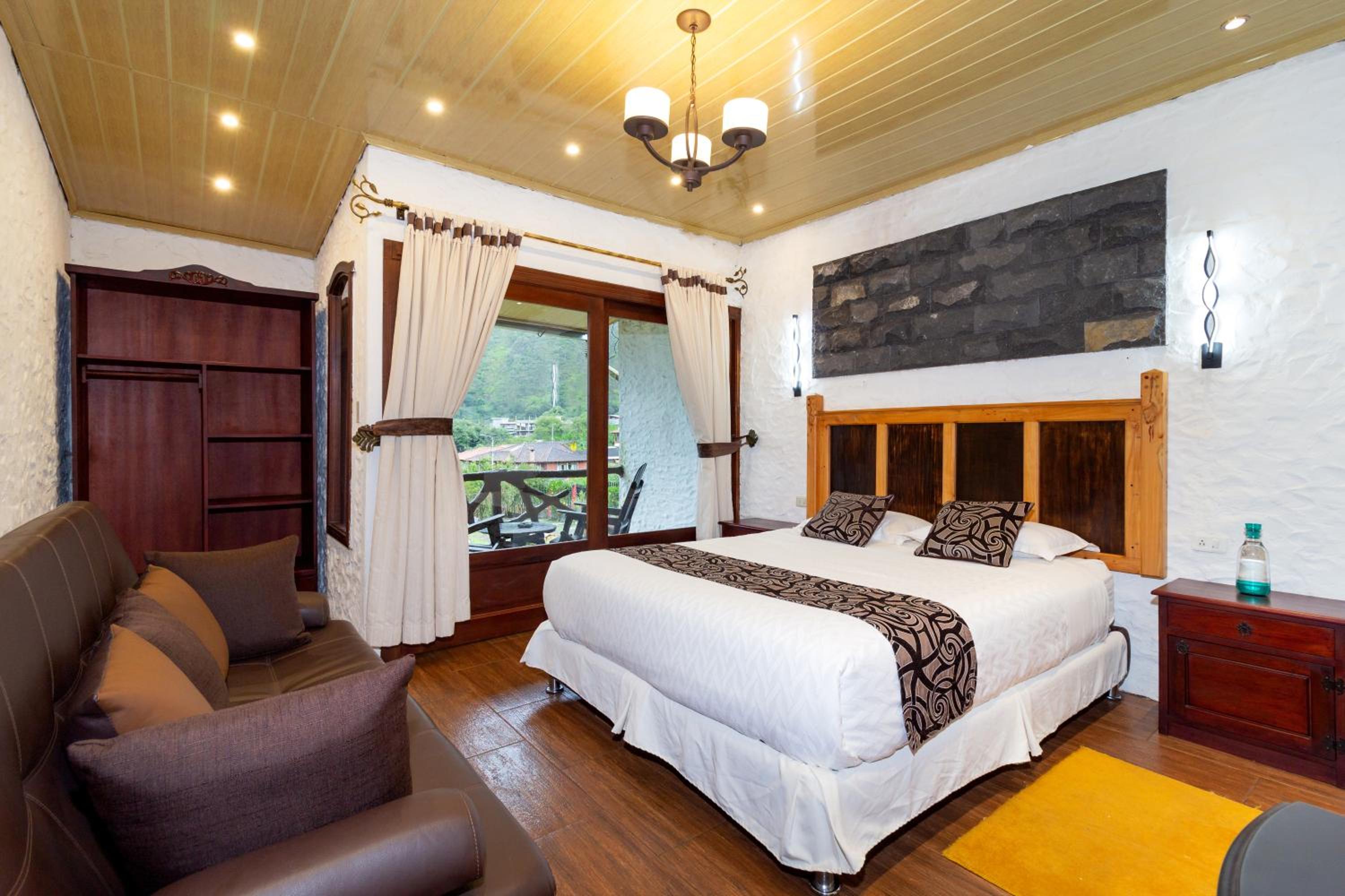 Queen Room with Balcony photo 1
