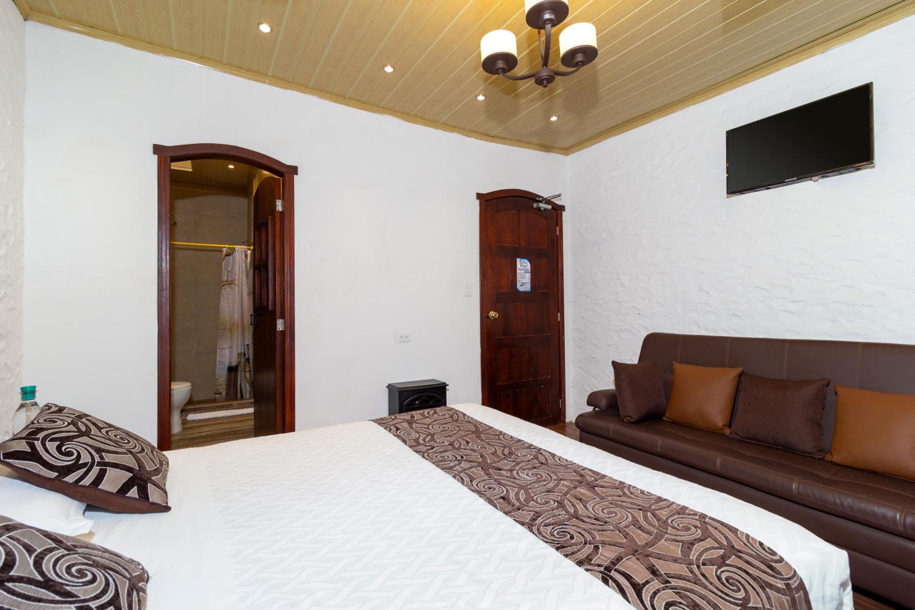 Queen Room with Balcony photo 3