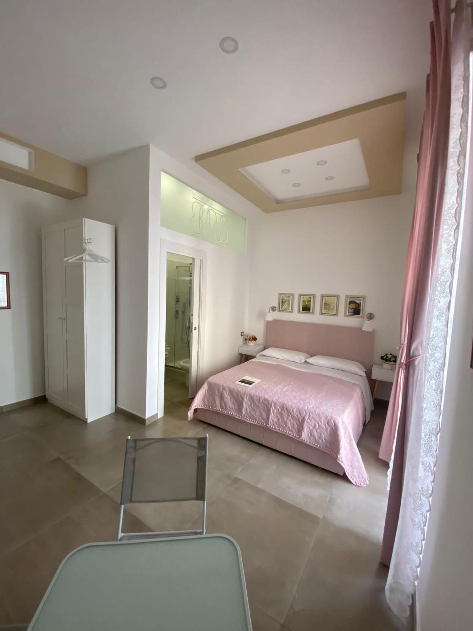 Deluxe Double Room with Balcony - Photo 6