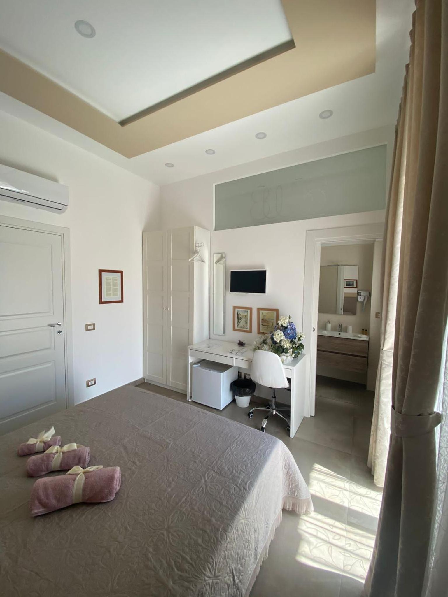 Double Room with Balcony - Photo 34