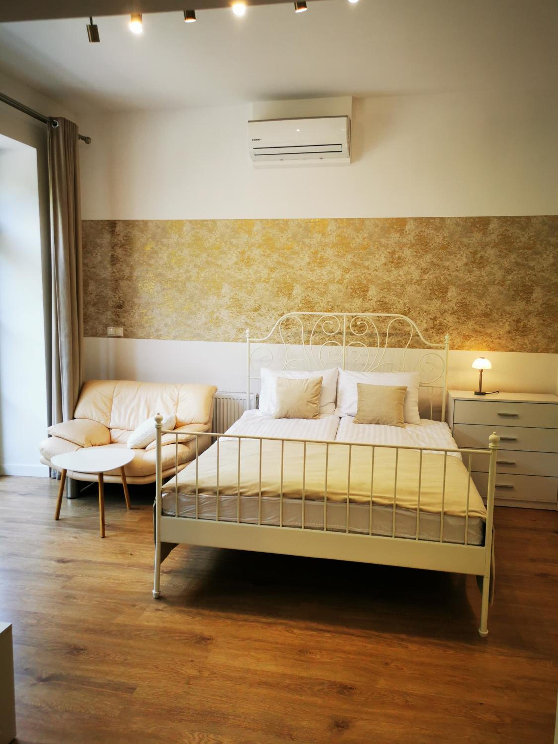 Studio Apartment - Photo 1