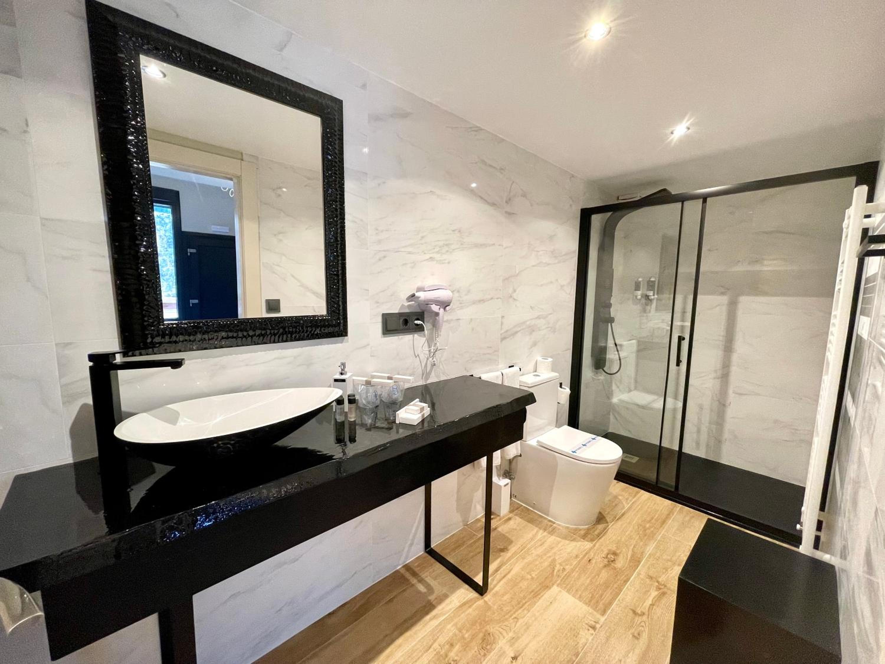Deluxe Suite with Spa Bath photo 3