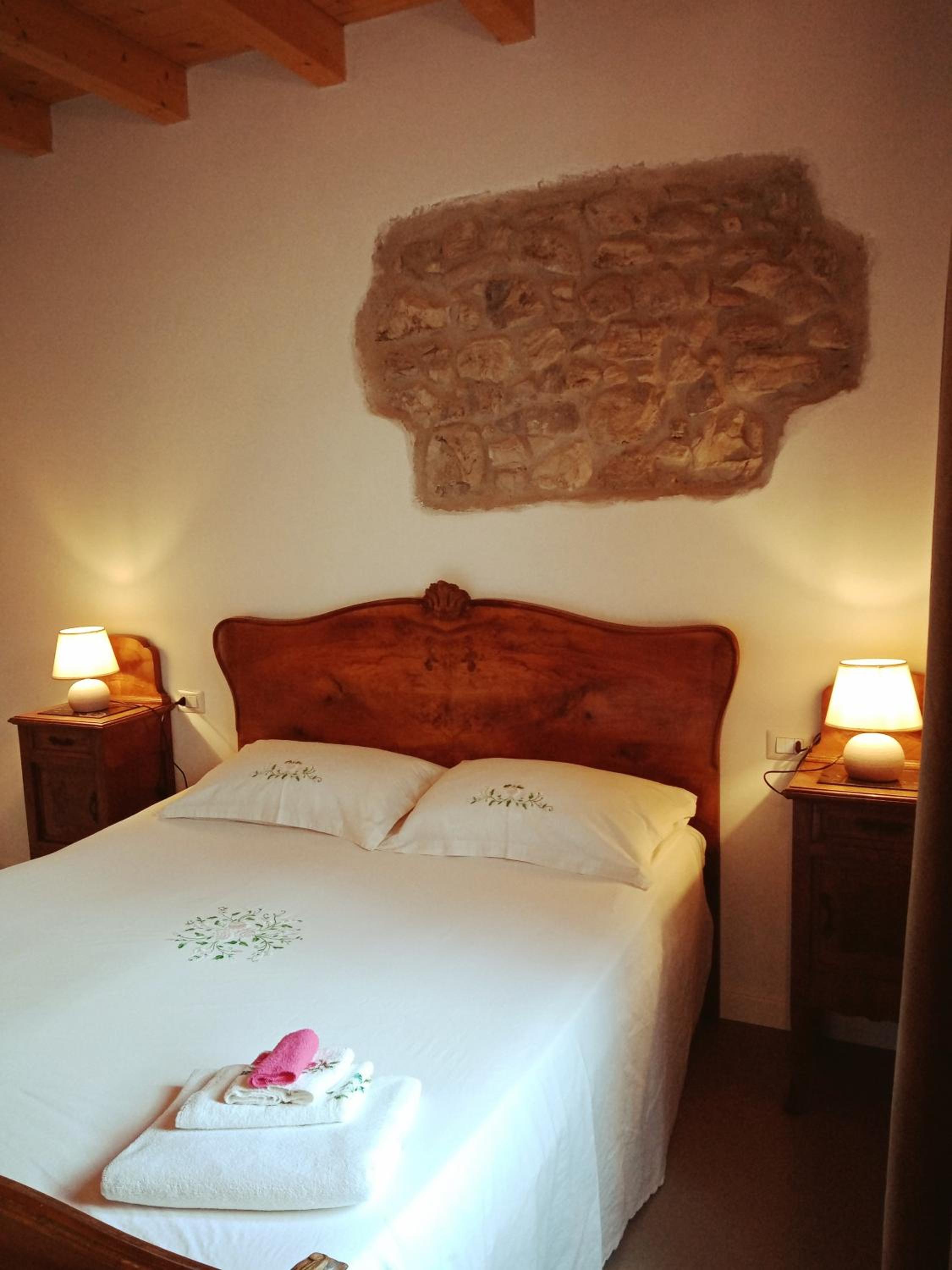 Deluxe Double Room (2 Adults + 1 Child) - Photo 1