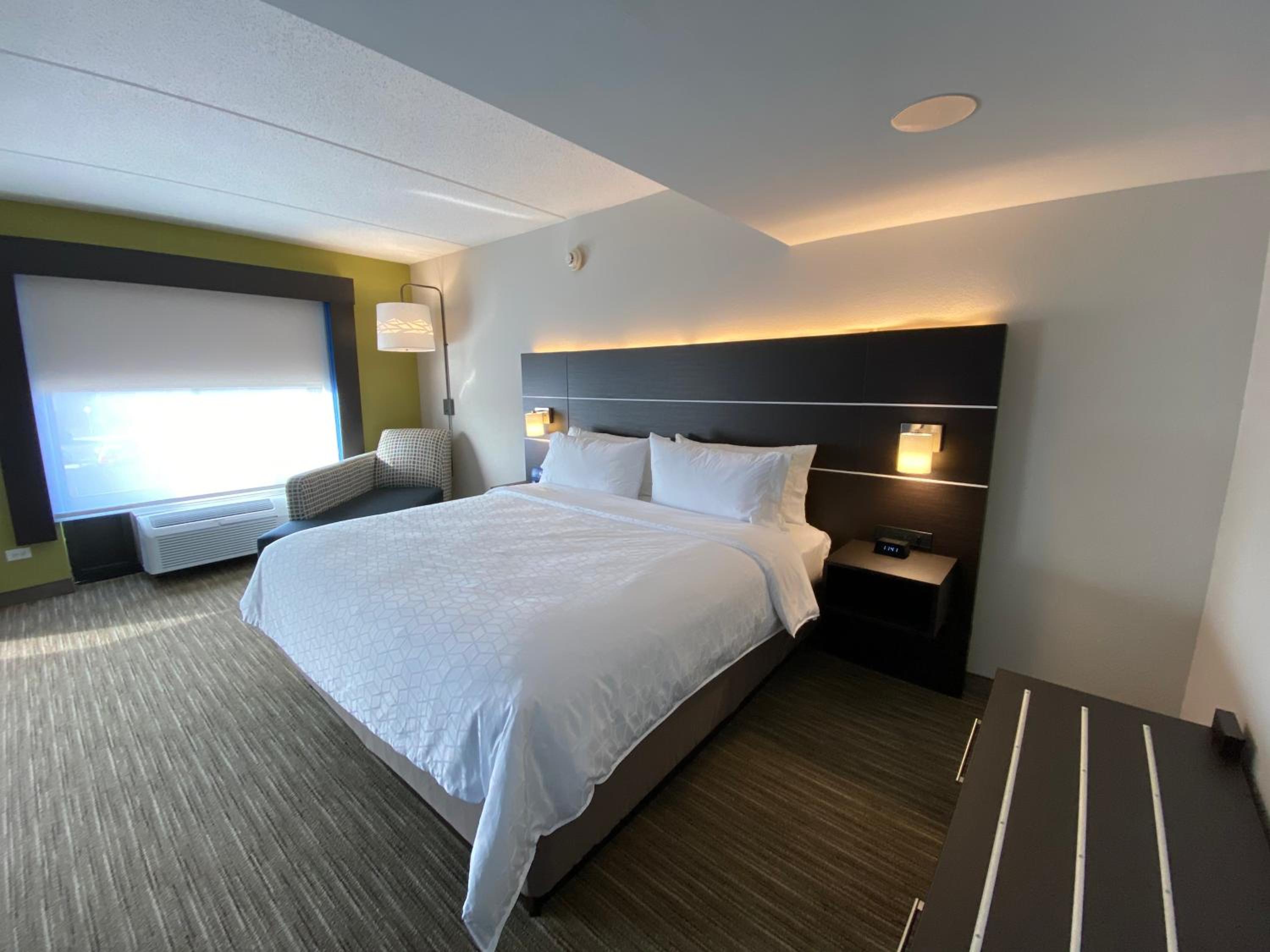 King Suite - Disability Access - Photo 3