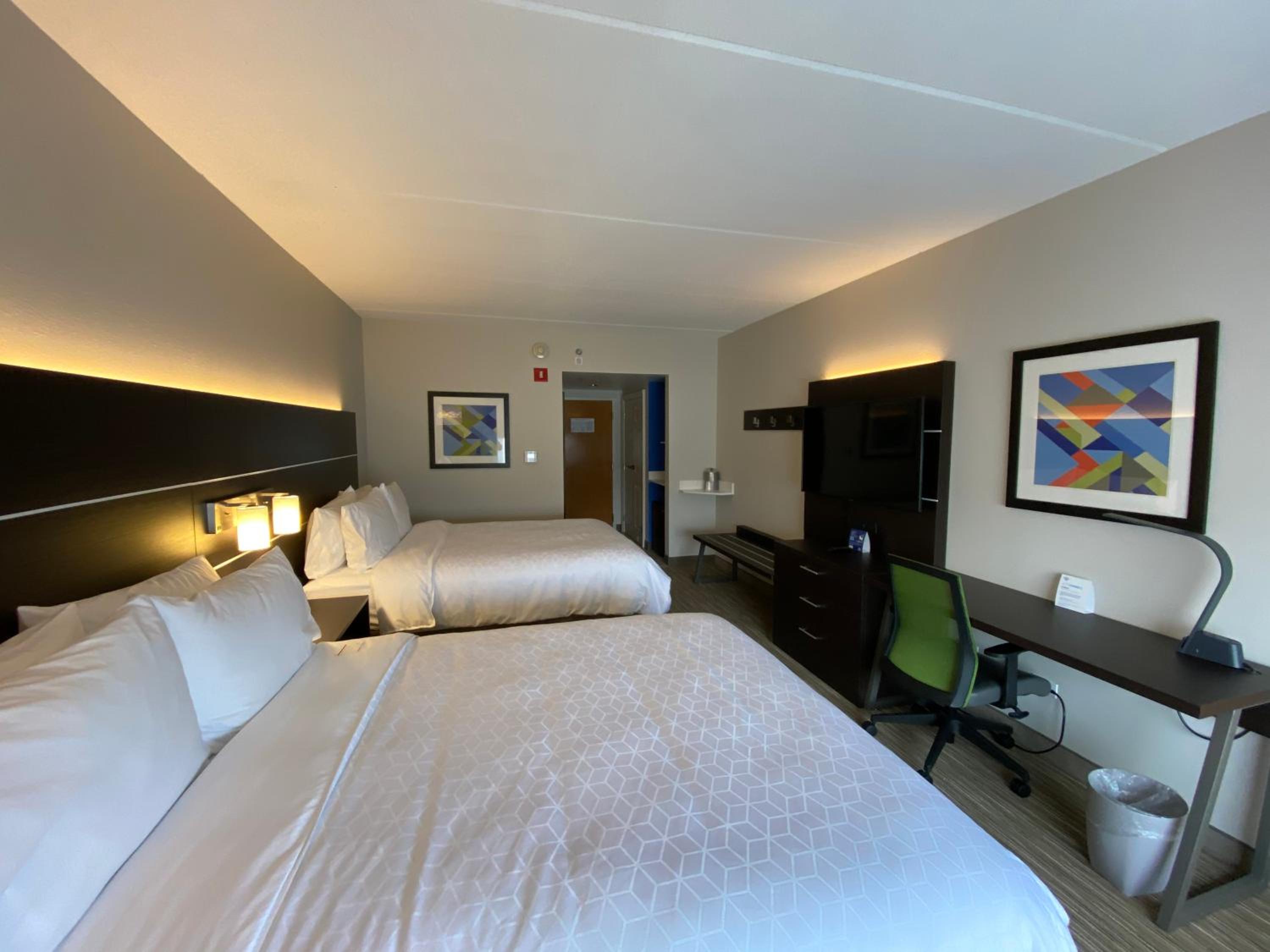 Standard Room with Two Queen Beds - Photo 2