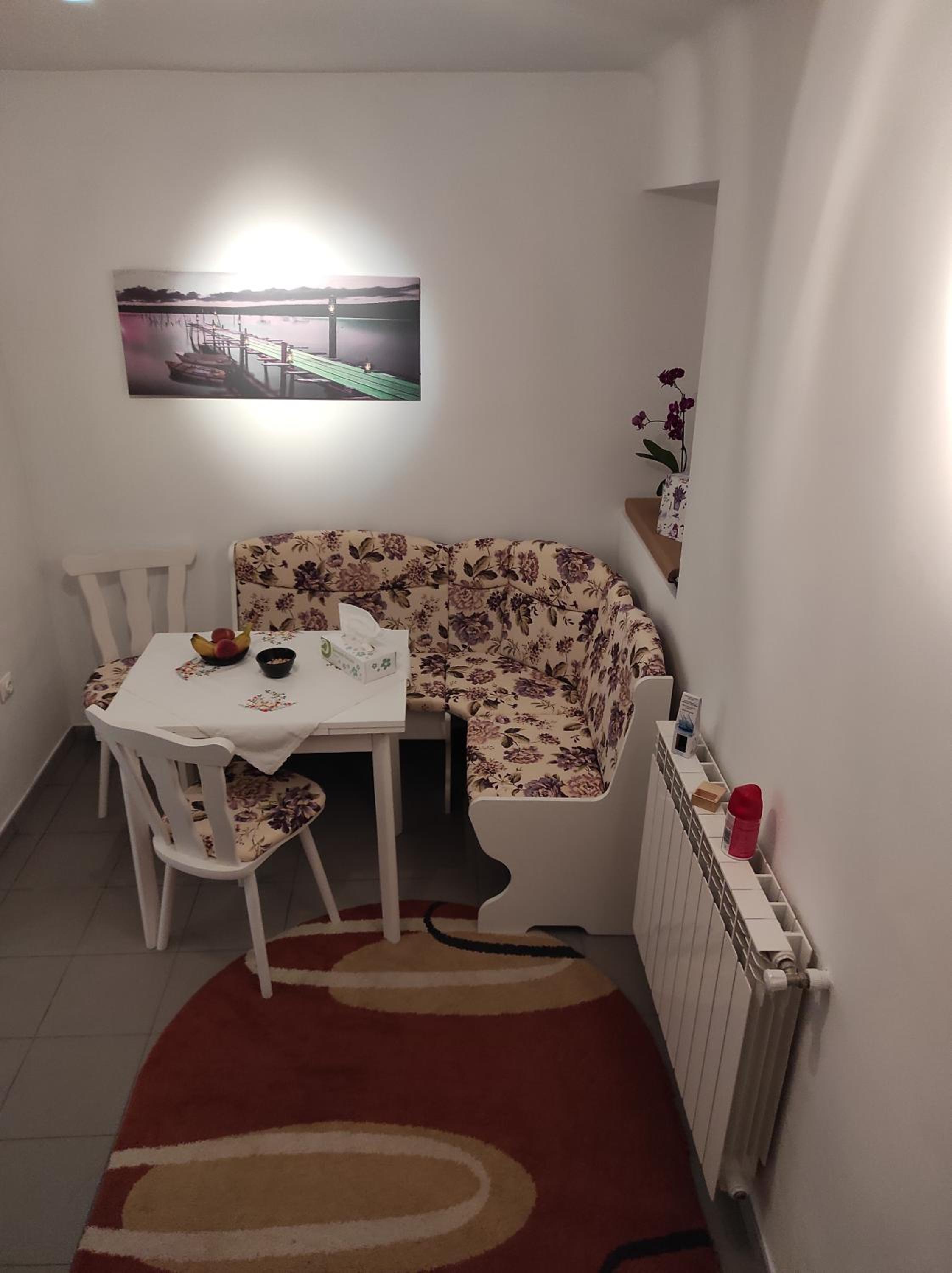 One-Bedroom Apartment - Photo 2