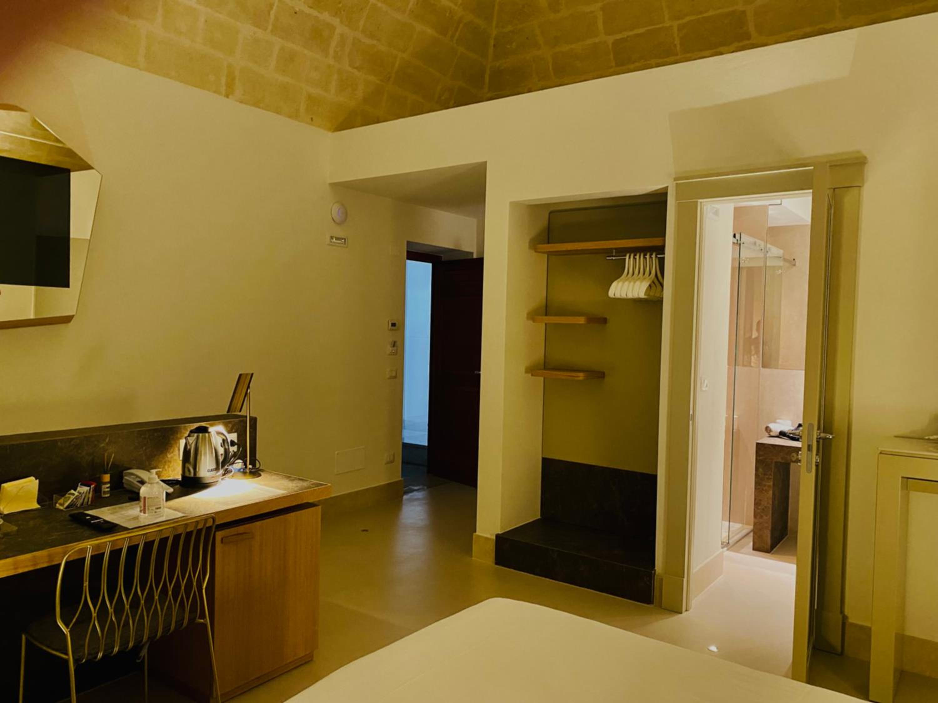 Suite with Tub - Photo 7