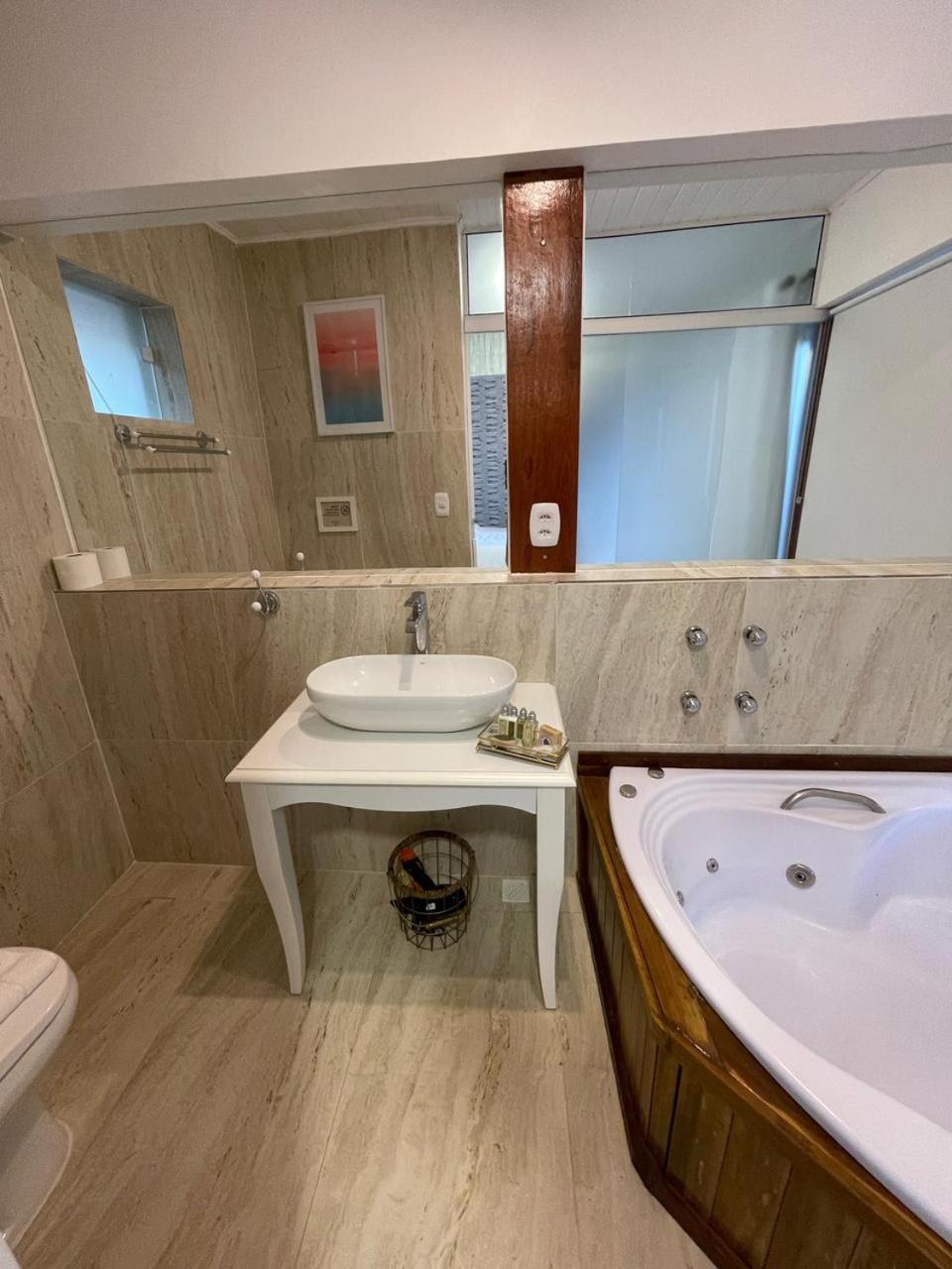 Suite with Hot Tub photo 3