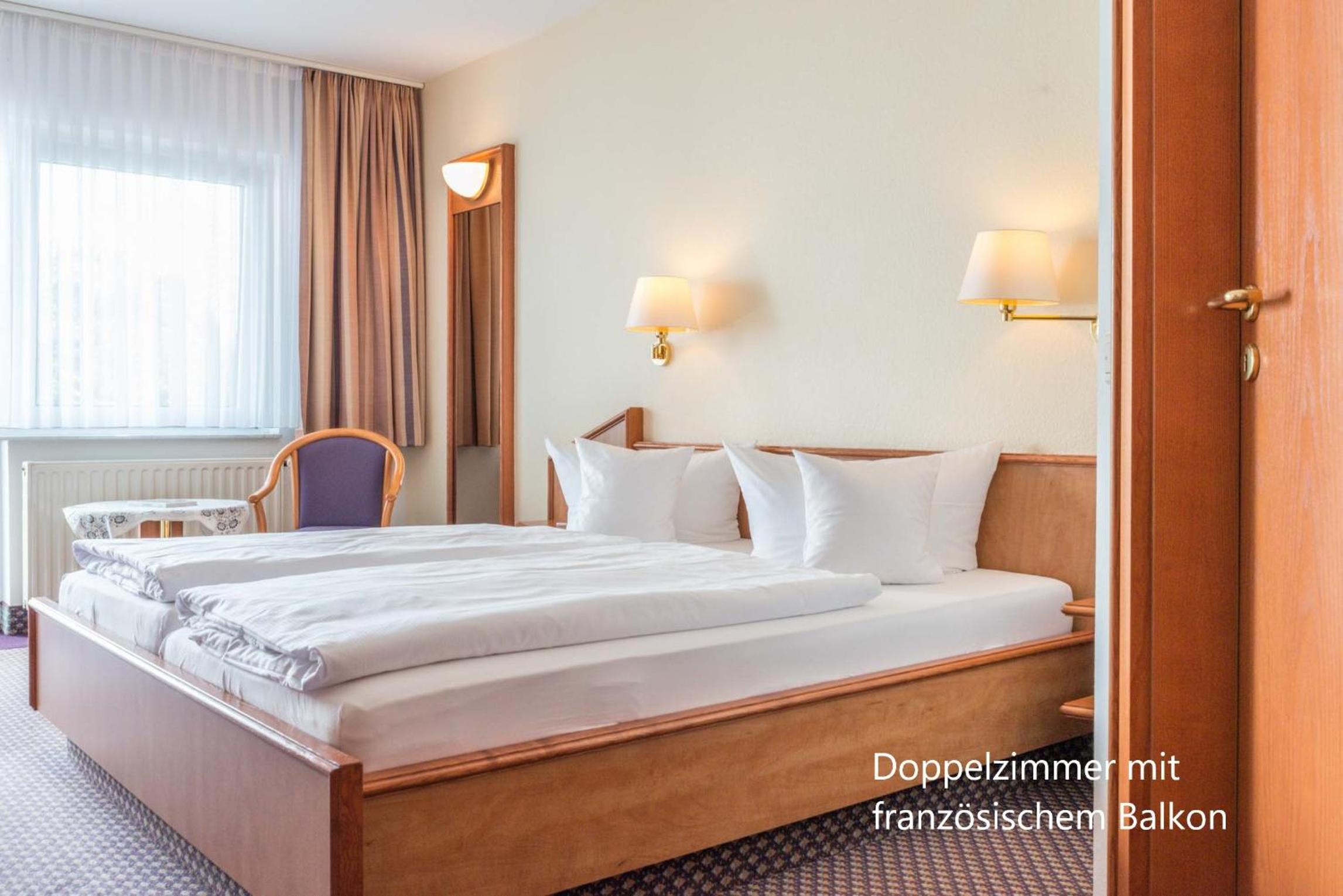 Double Room with Balcony - Photo 4