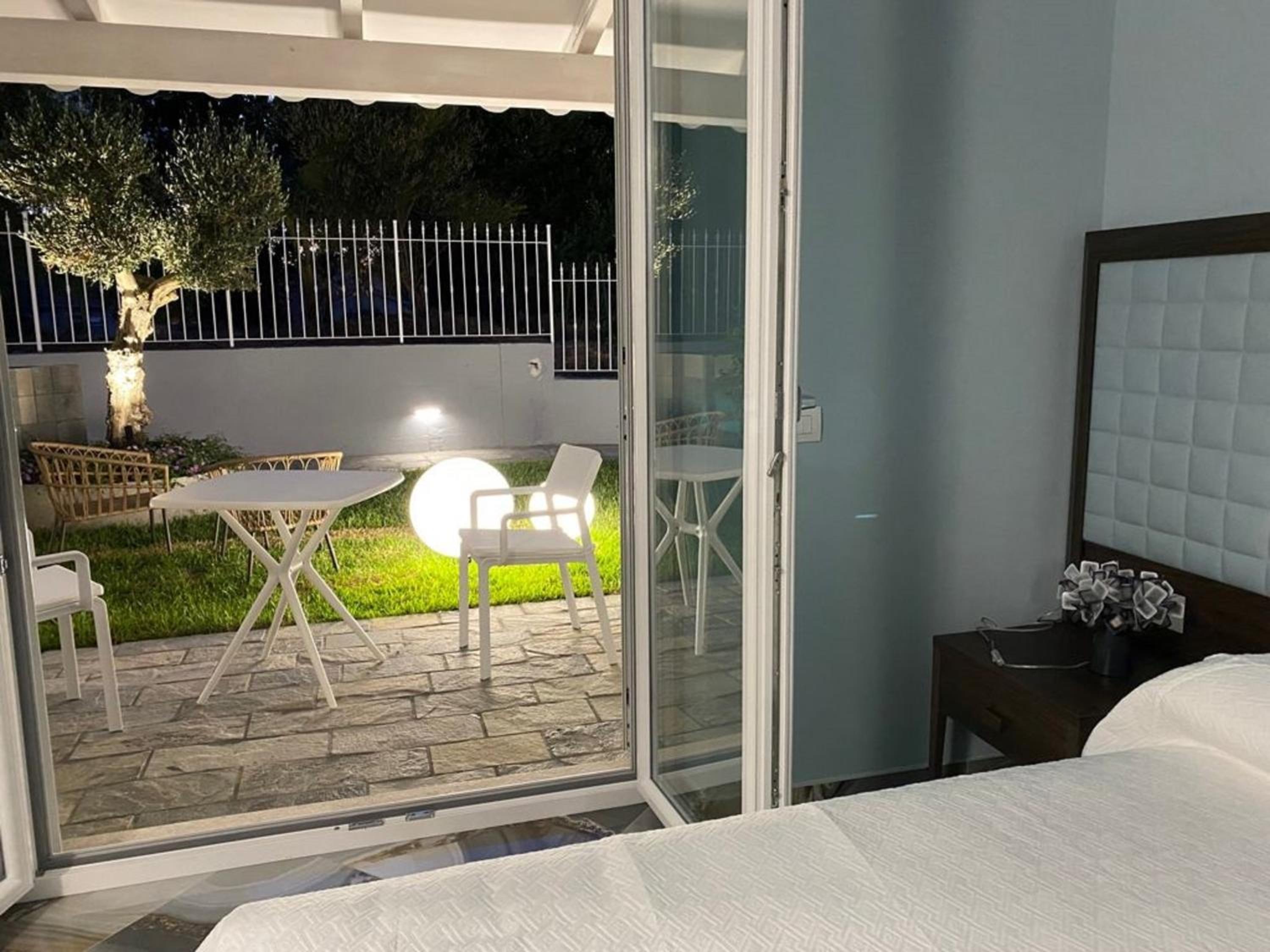 Double Room with Patio - Photo 5