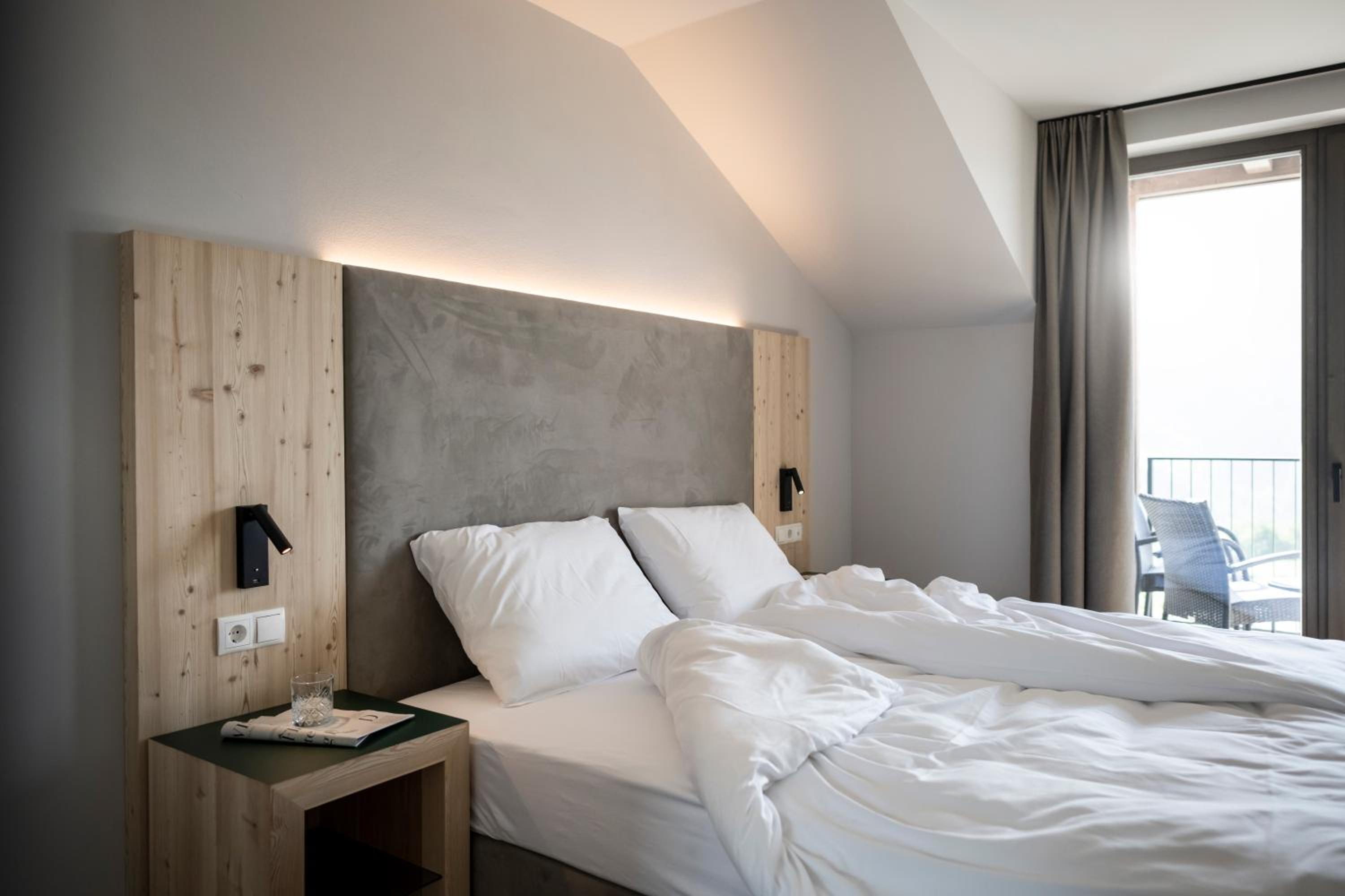 Deluxe Double Room with Balcony - Photo 4
