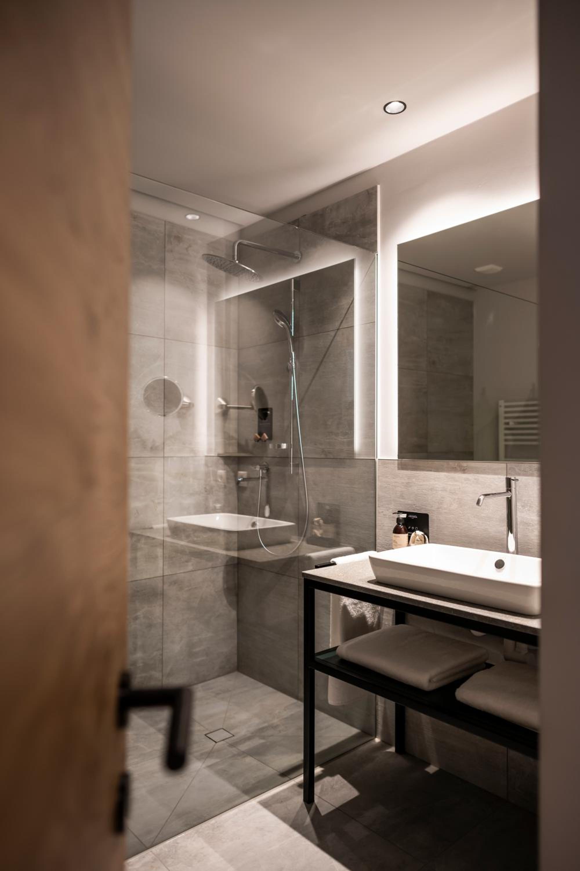 Junior Suite with Balcony - Photo 2