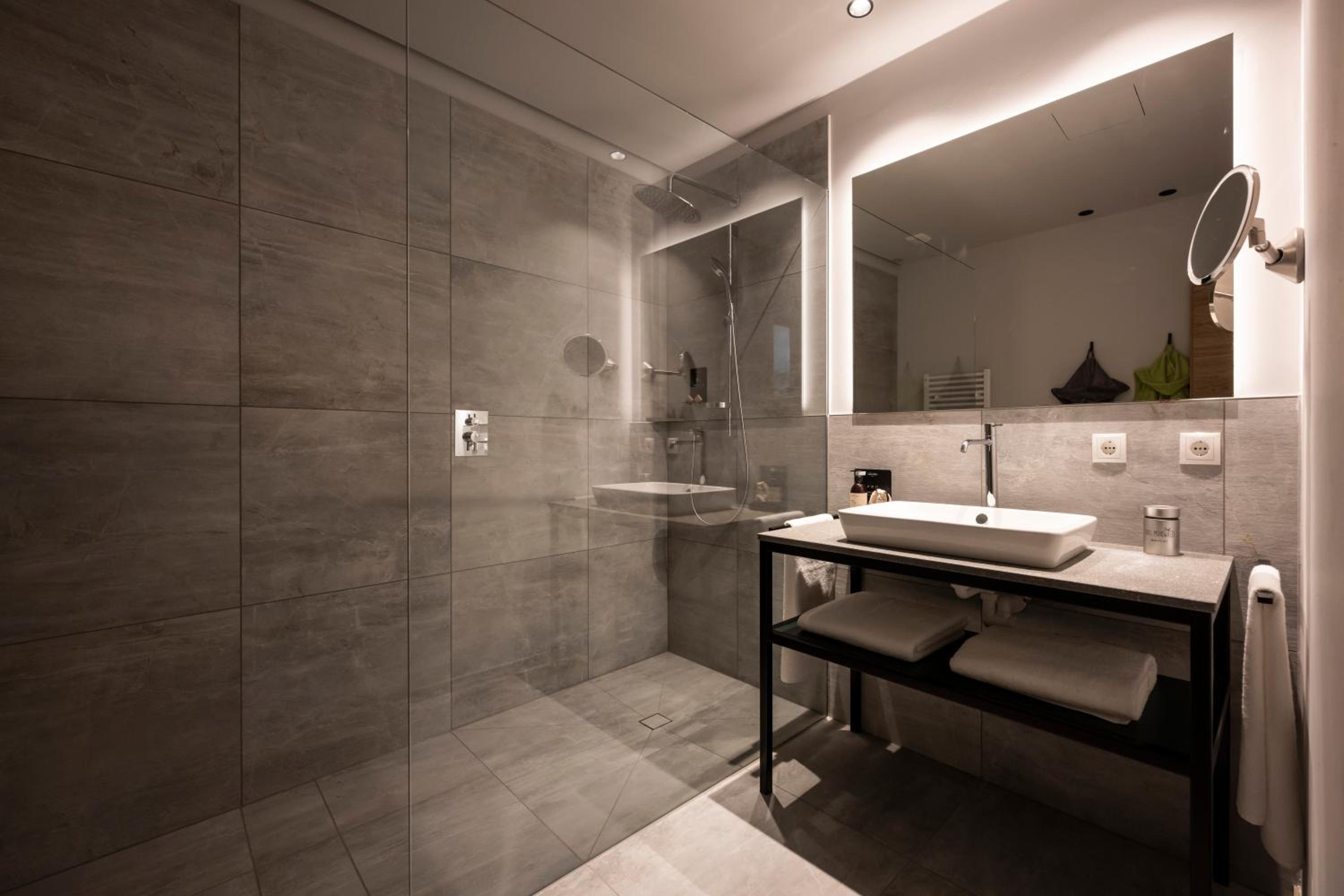 Junior Suite with Balcony - Photo 4