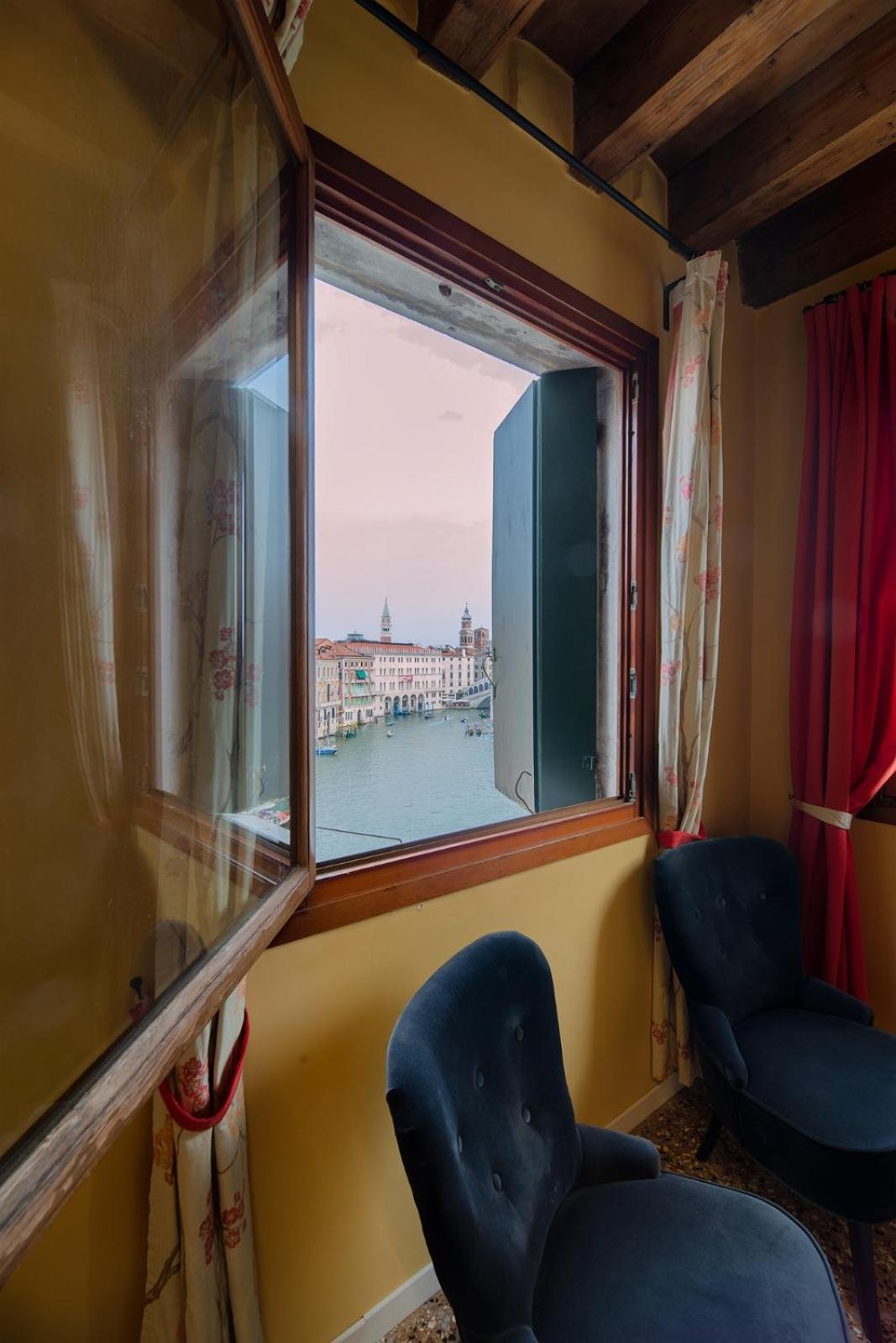 Superior Double Room with Grand Canal View photo 2