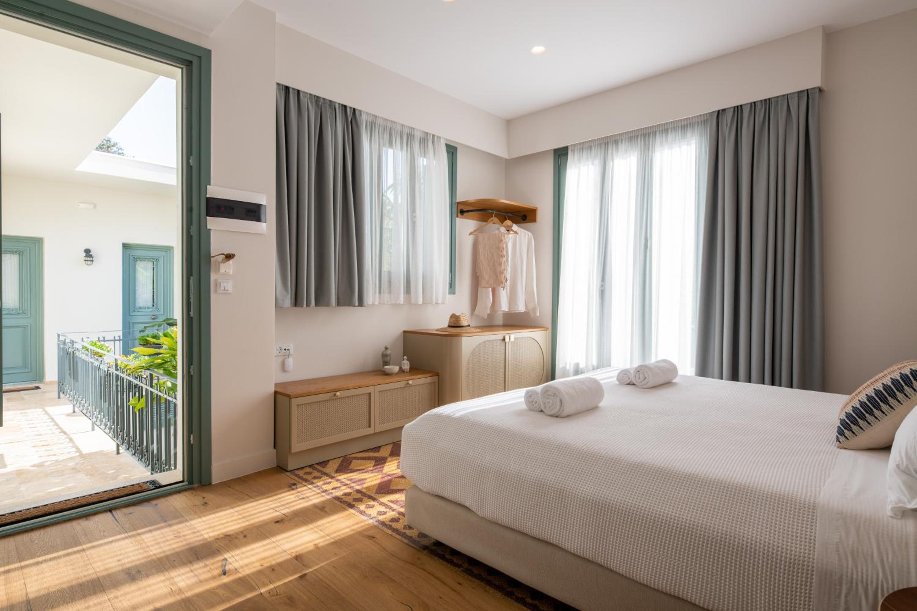 Deluxe Double Room with Balcony - Photo 5